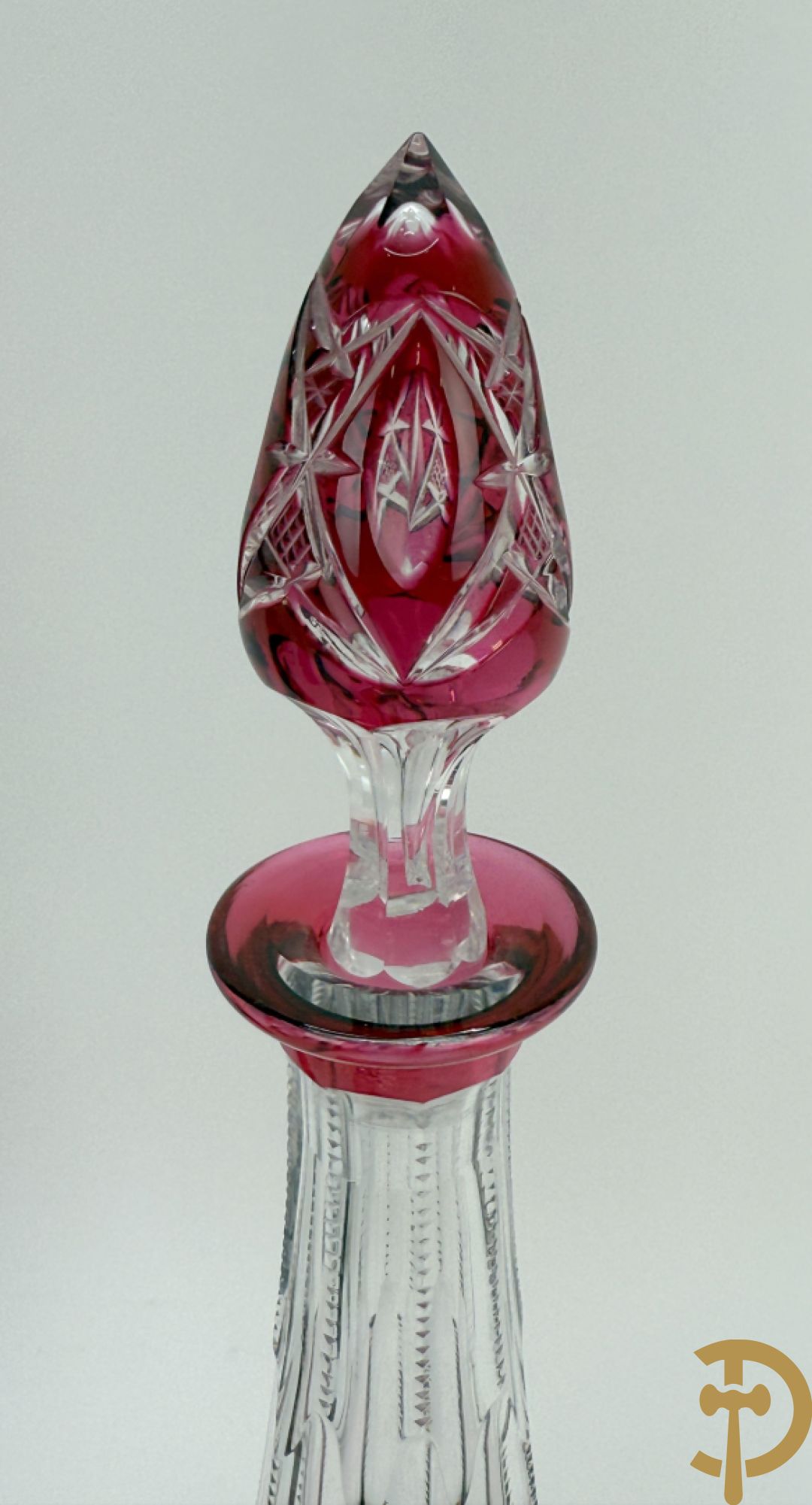 Paarse en rood gekleurde kristallen karaf Val-Saint-Lambert + 2 Boheemse karaffen + verzilverde decanteur met Louis XV motieven