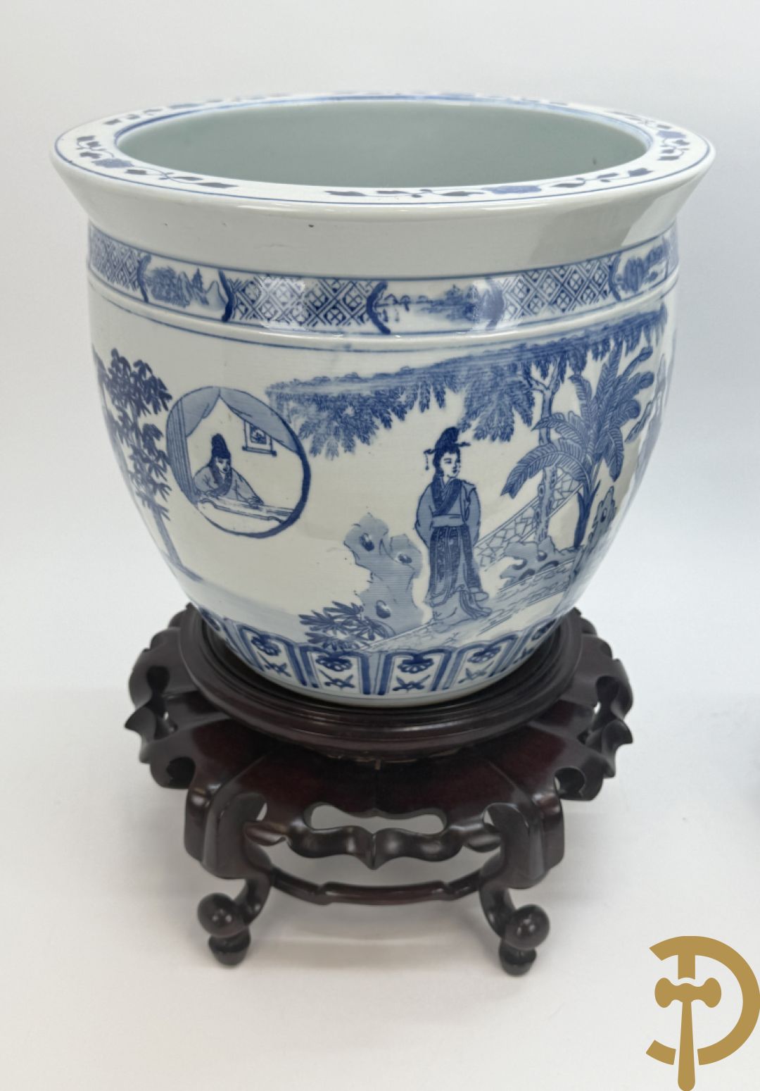 Twee blauw/witte cachepots met geanimeerd landschapsdecor op houten sokkels