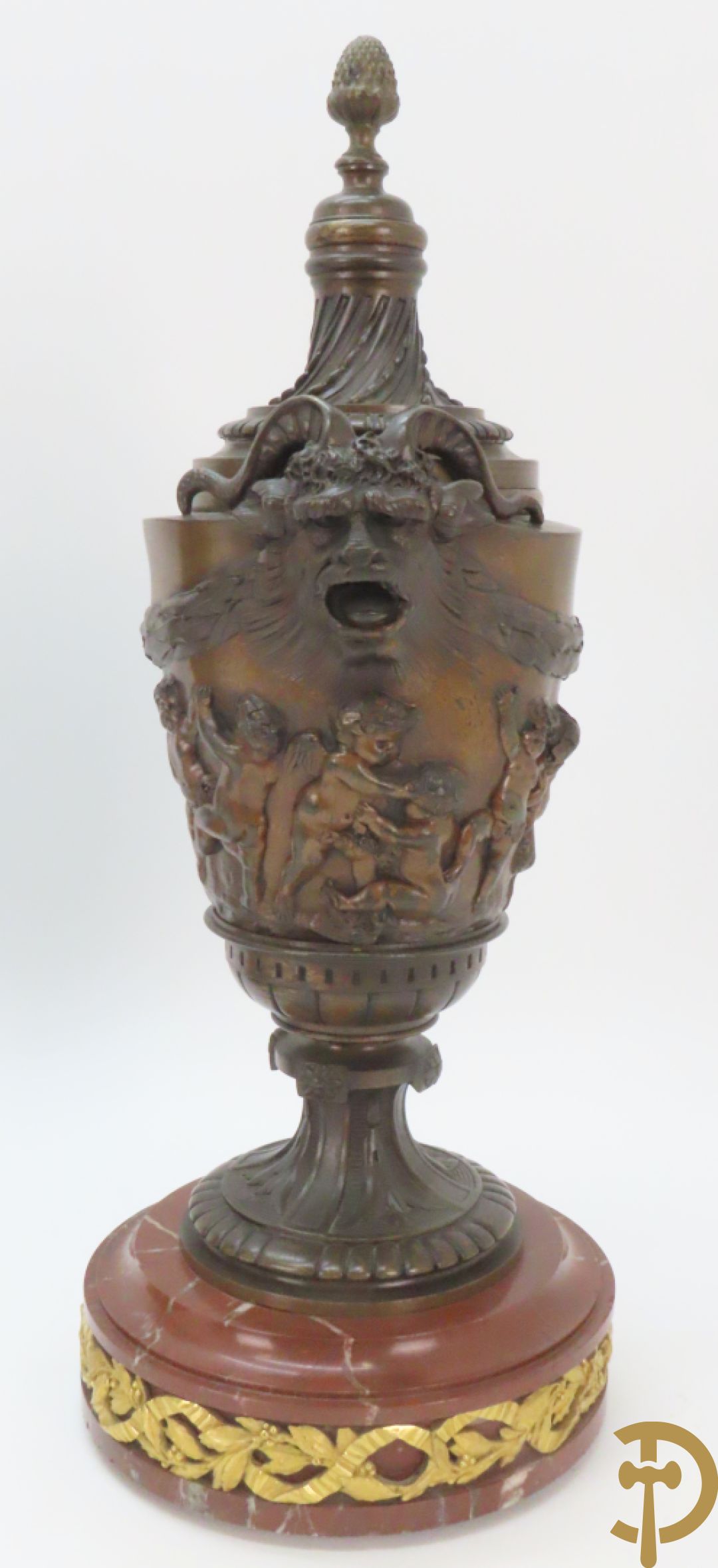 Paar bronzen cassolettes omgeven door dansende cupido