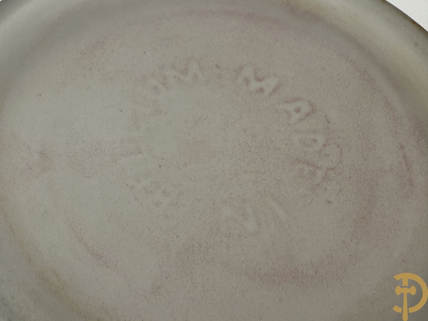 Geperste glazen Art deco vaas, Scailmont H.H. gemerkt  (Henri Heemkerk) + pique fleur in geperst glas met bloemenmotieven Scailmont gemerkt