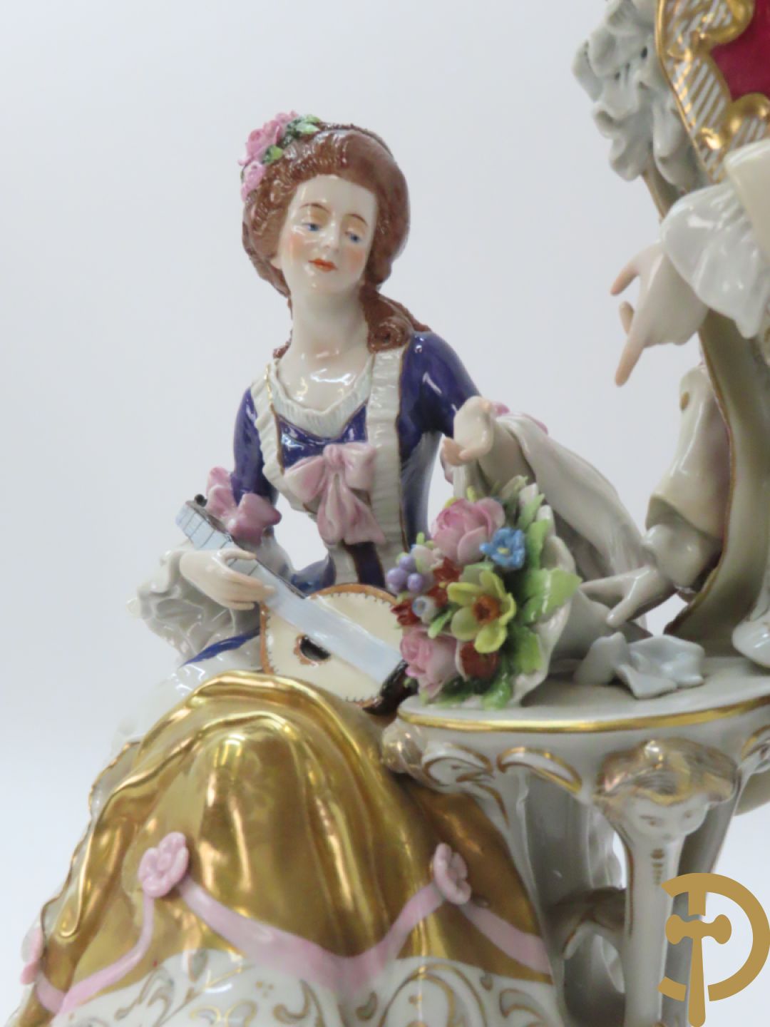Porseleinen groep met zittende dame bij mandoline en heer met boeket bloemen, achteraan gemerkt Sax