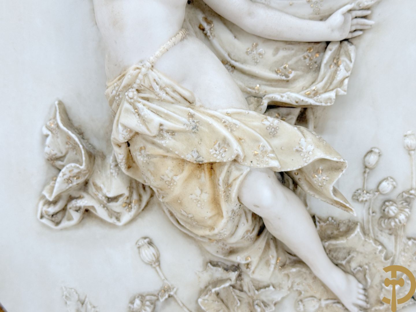 Paar ovale porseleinen plakkettes met elegante dame in bloemenveld