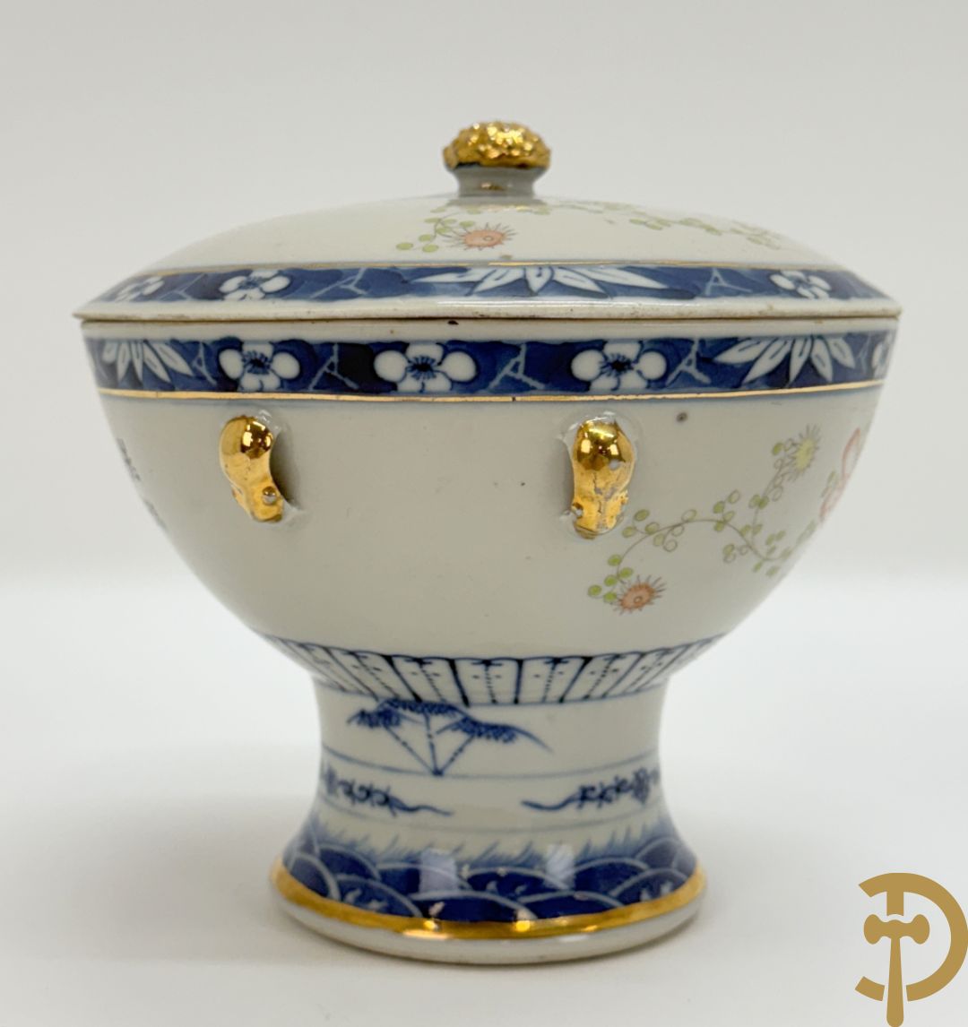 Chinese porseleinen coupe met deksel en vergulde oren