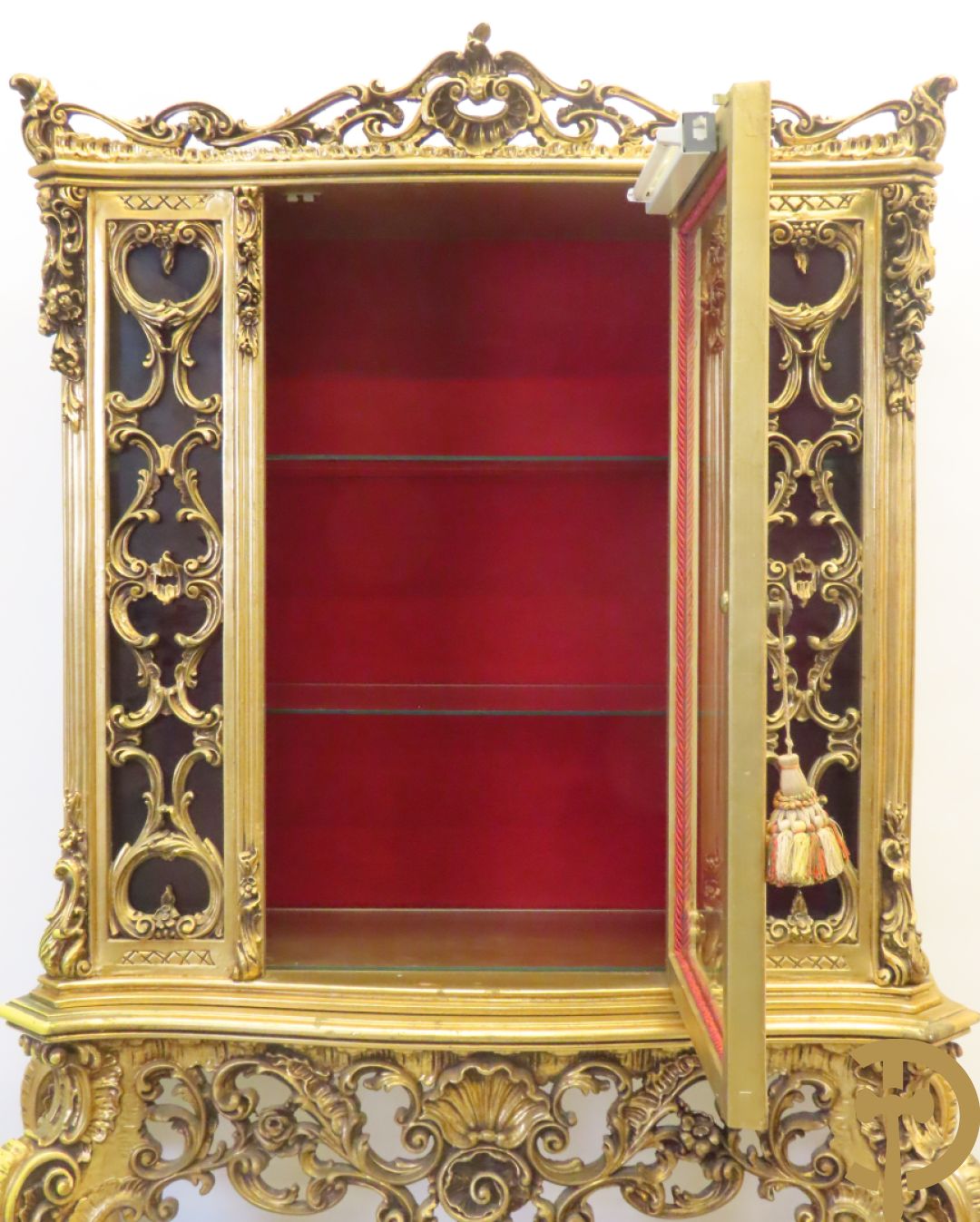 Uitzonderlijke vergulde Louis XV eetkamer bestaande uit vijfdeursdressoir met voluutvormige accanthusranken en rocailles, beschilderd met bloemenmotieven en centraal tafererel met hoornen des overvloeds + bijhorende spiegel vergulde tafel op voluutvormige poten met zes bijhorende stoelen + vitrine met accanthusranken en centrale deur, op voluutvormige poten