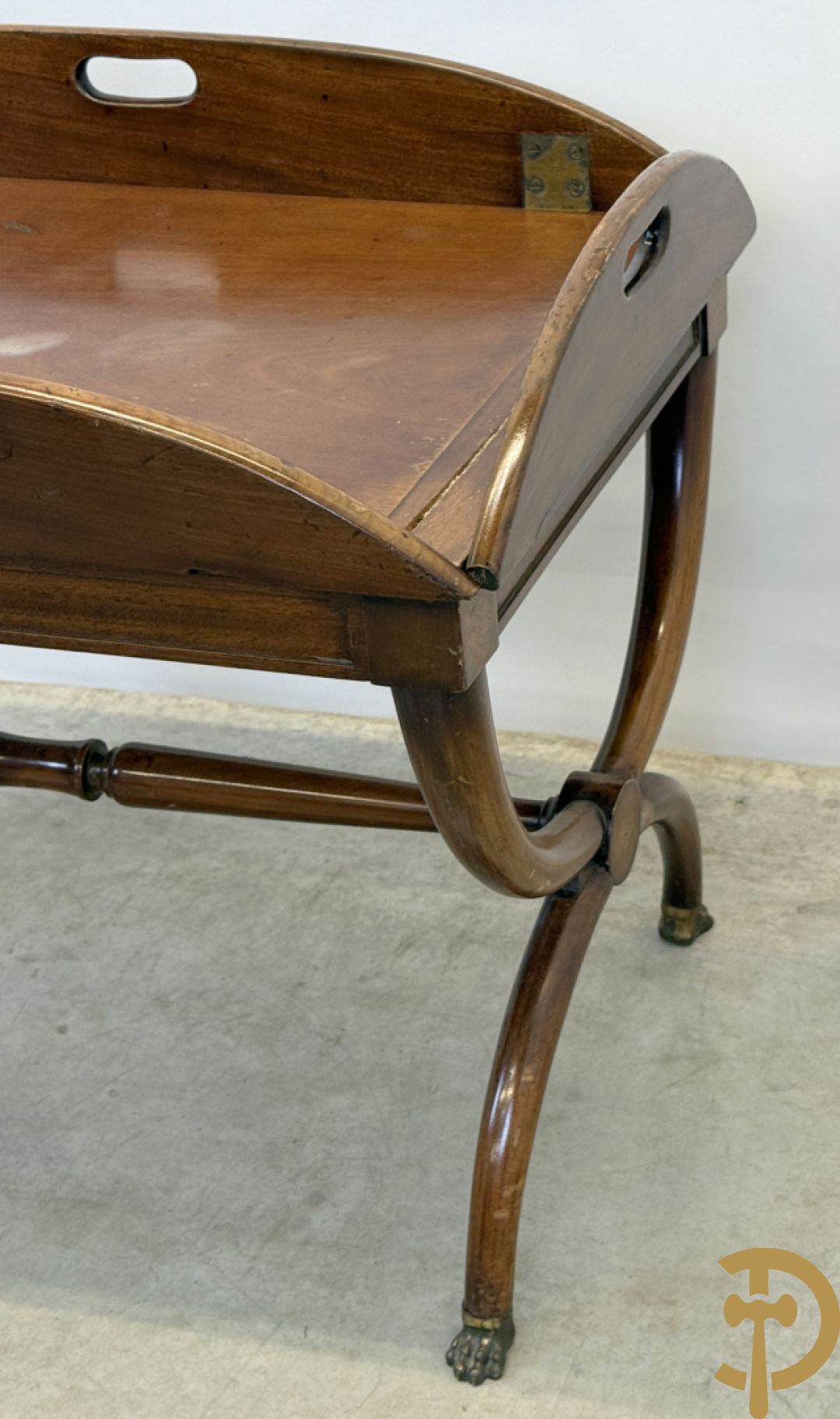 Engelse notelaren servingtable op vast onderstel
