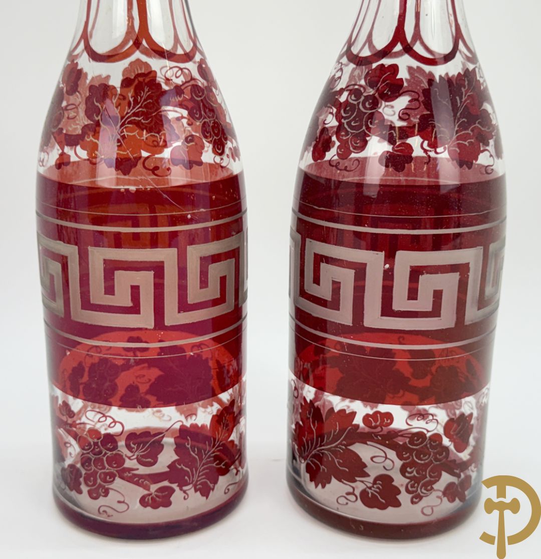 Paarse en rood gekleurde kristallen karaf Val-Saint-Lambert + 2 Boheemse karaffen + verzilverde decanteur met Louis XV motieven