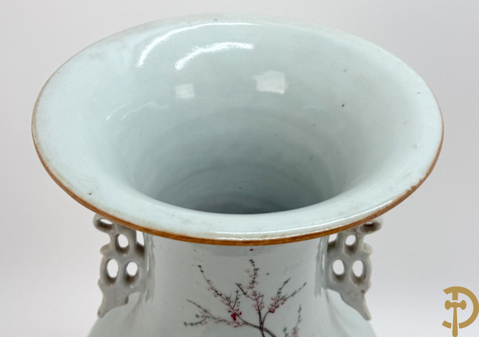 Chinese porseleinen vaas met decor van dames in landschap