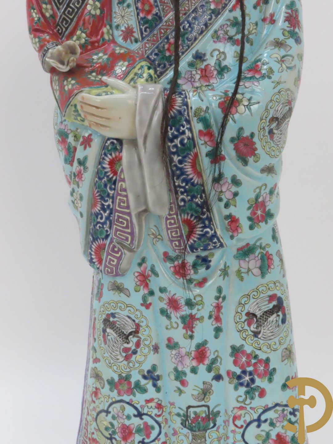 Chinese porseleinen wijsgeer dragende een kind