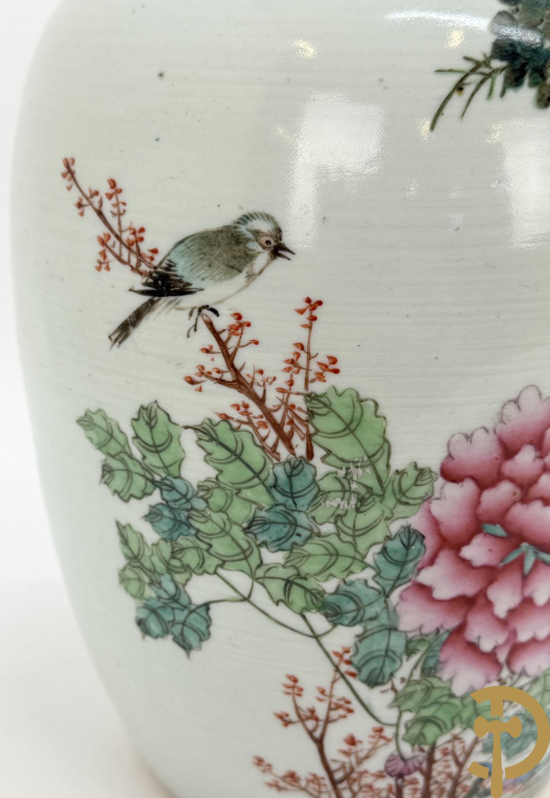 Drie Chinese porseleinen dekselpotiches met vogel- en bloemendecor