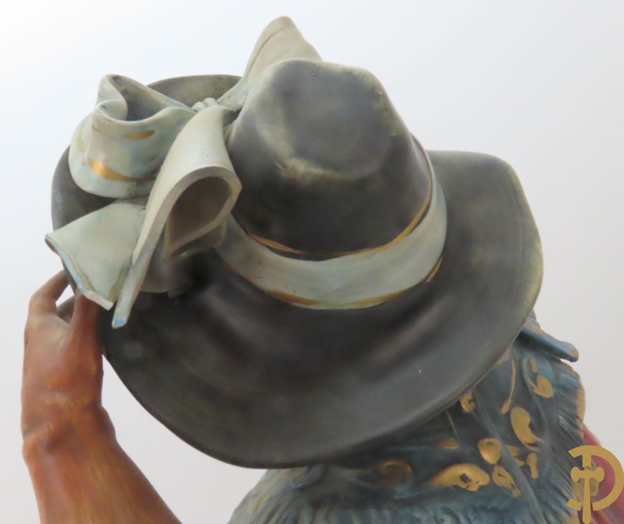 Twee Italiaanse beelden in meerkleurige faience, Cirano de Bergerac