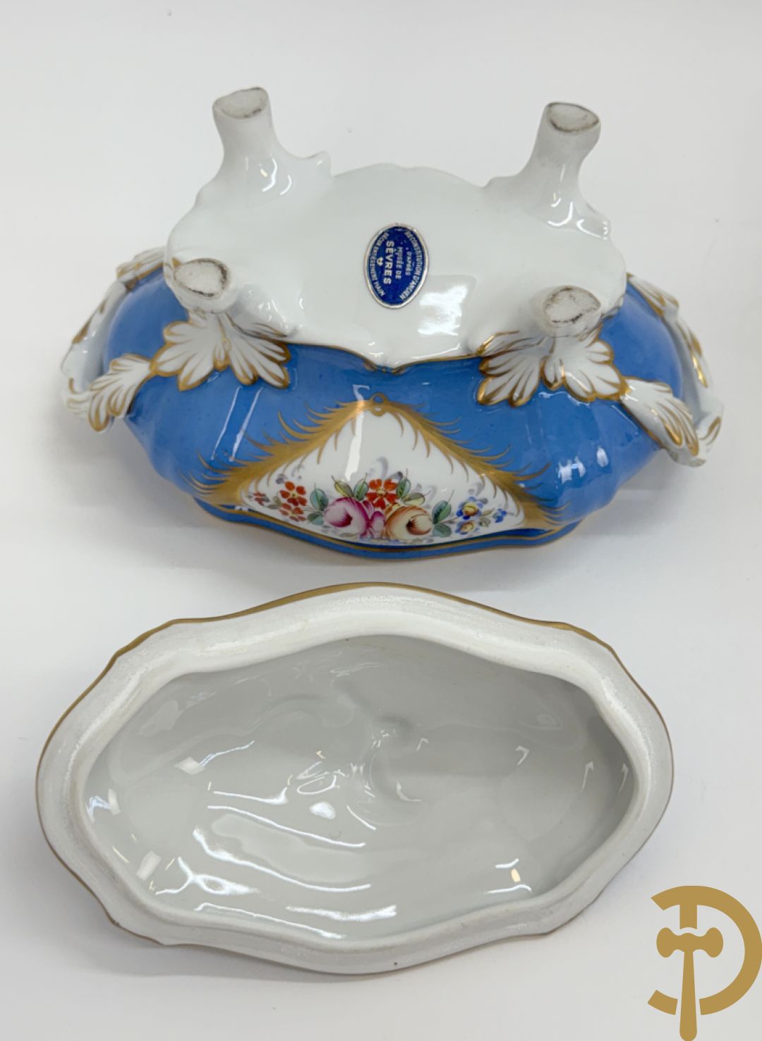 Milieu de table in porselein met bloemendecor + geajoureerde porseleinen Limoges coupe + porseleinen vaasje met cupido