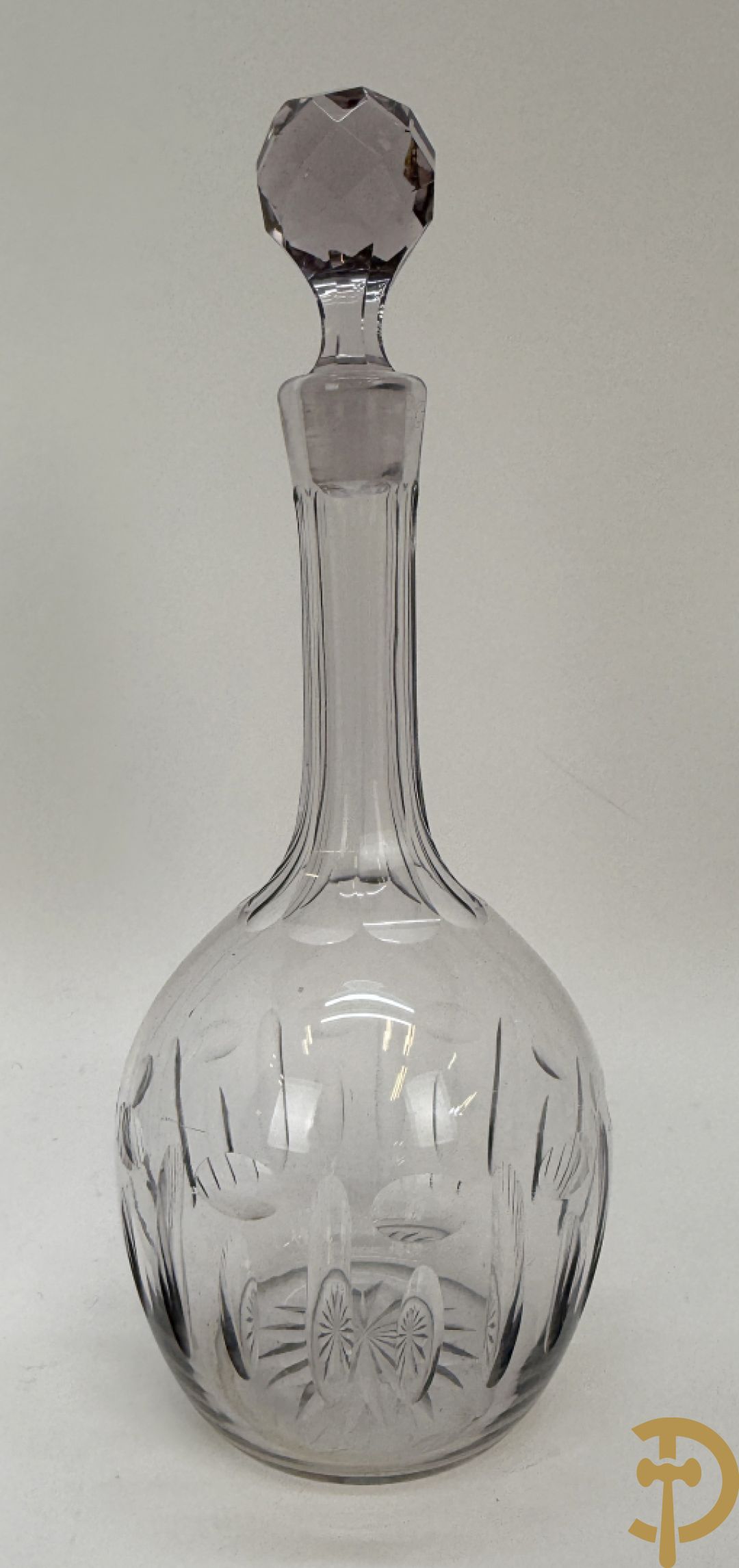 Paar diamantgeslepen karaffen + 5 andere karaffen