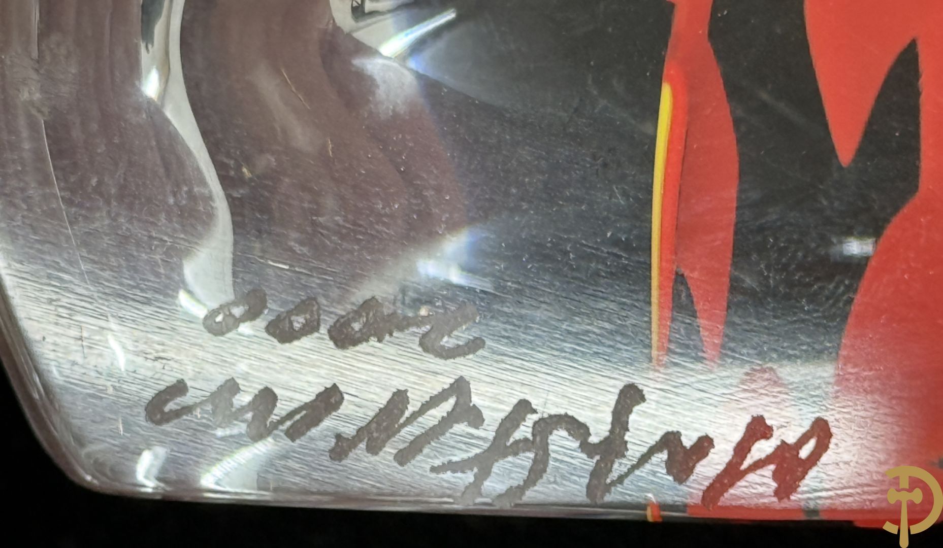 MAPSTEVENS getekend 2000 - Kristallen half bolvormig sierstuk met geel/rode motieven