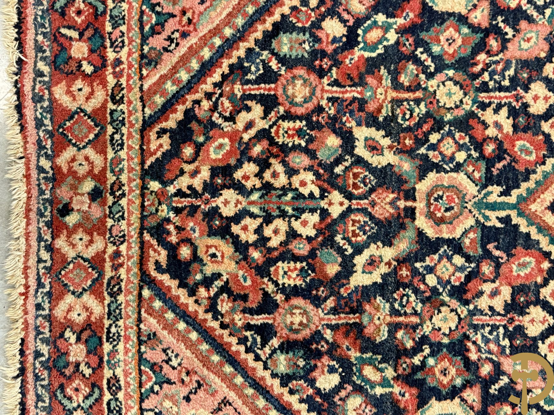 Drie oosterse handgeknoopte tapijten met blauwe fond