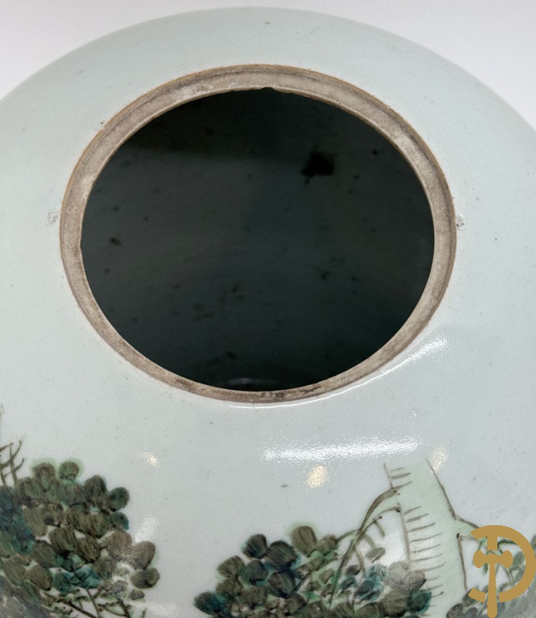 Drie Chinese porseleinen dekselpotiches met vogel- en bloemendecor