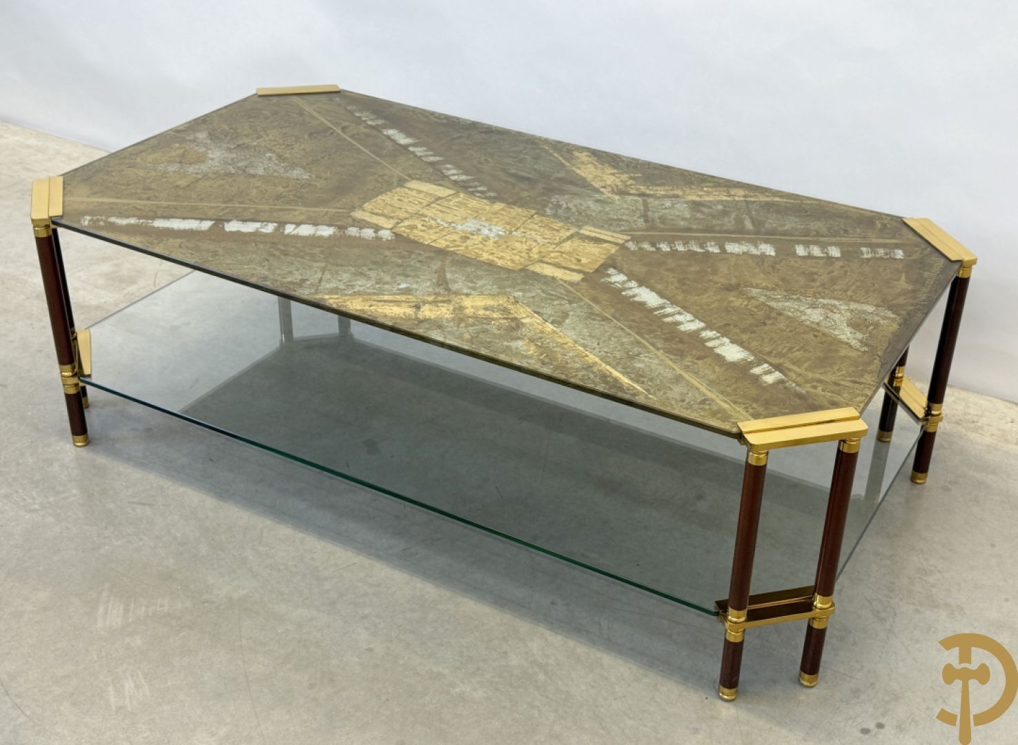 Vintage salontafel met geslepen glazen blad met bladgoud bewerkt op koperen voeten, Meersman Lucas getekend + 2 sidetables met geslepen glazen blad met bladgoud bewerkt op koperen voet, Meersman Lucas getekend + bijhorende lampadaire