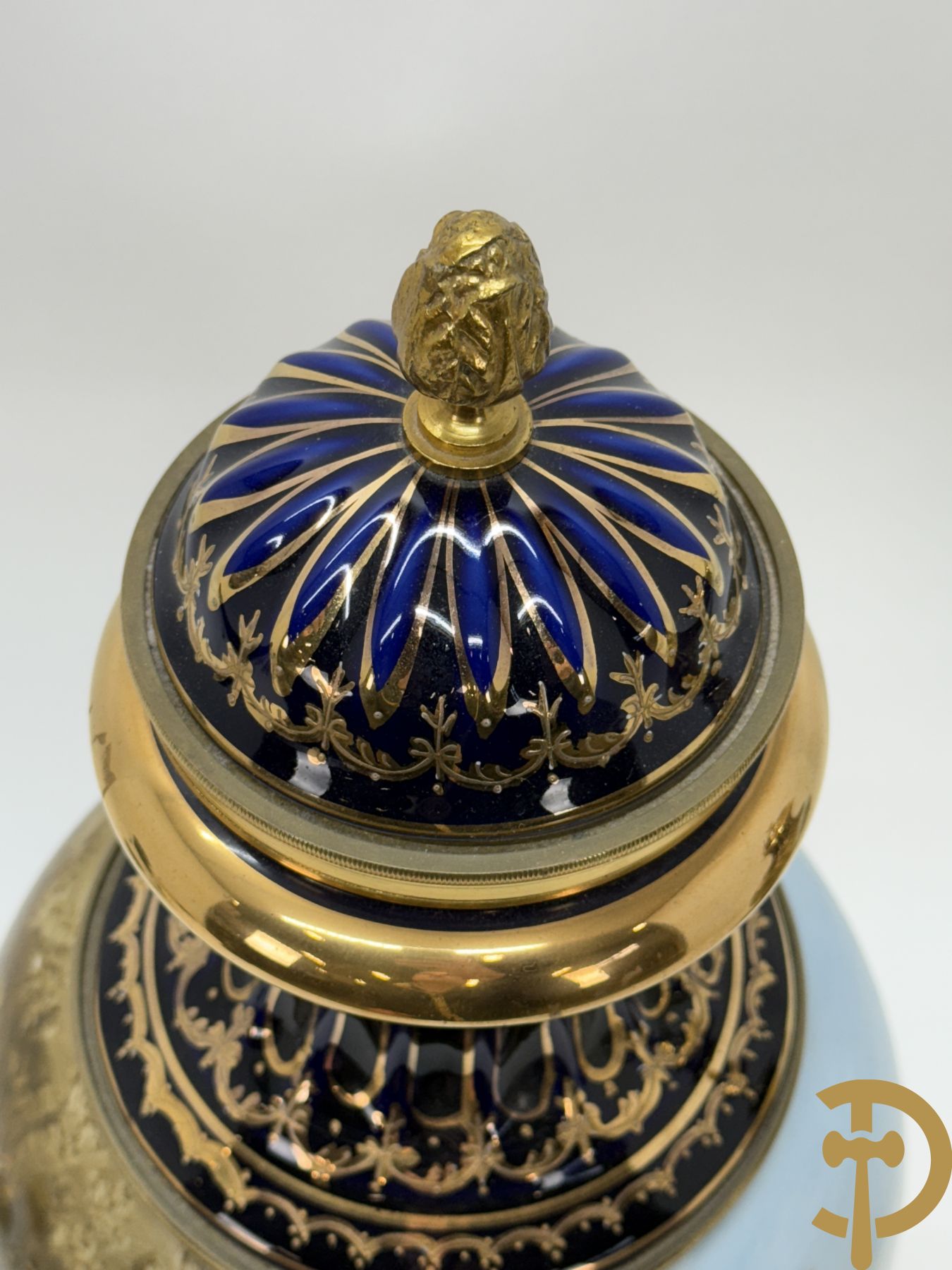 Paar Sèvres stijl vazen met bedrukt geanimeerd decor, naar Boucher