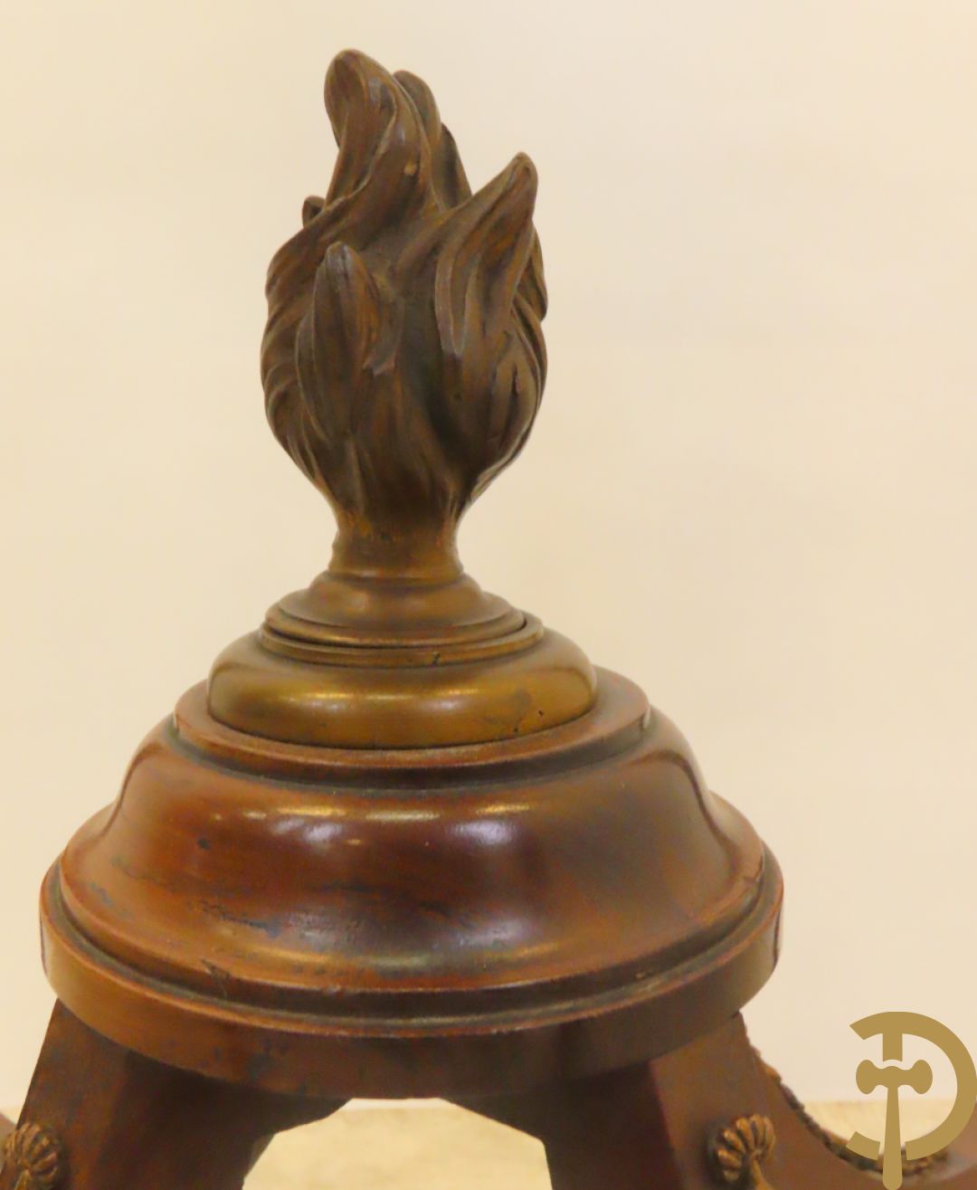 Notelaren staander bezet met bronsbeslag van musicerende cupido