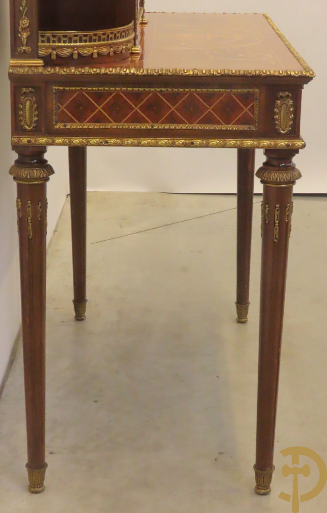 Notelaren tweedelig  kabinet met 2 lades en 2 deuren op hoge poten, gemarketteerd en bezet met bronsbeslag