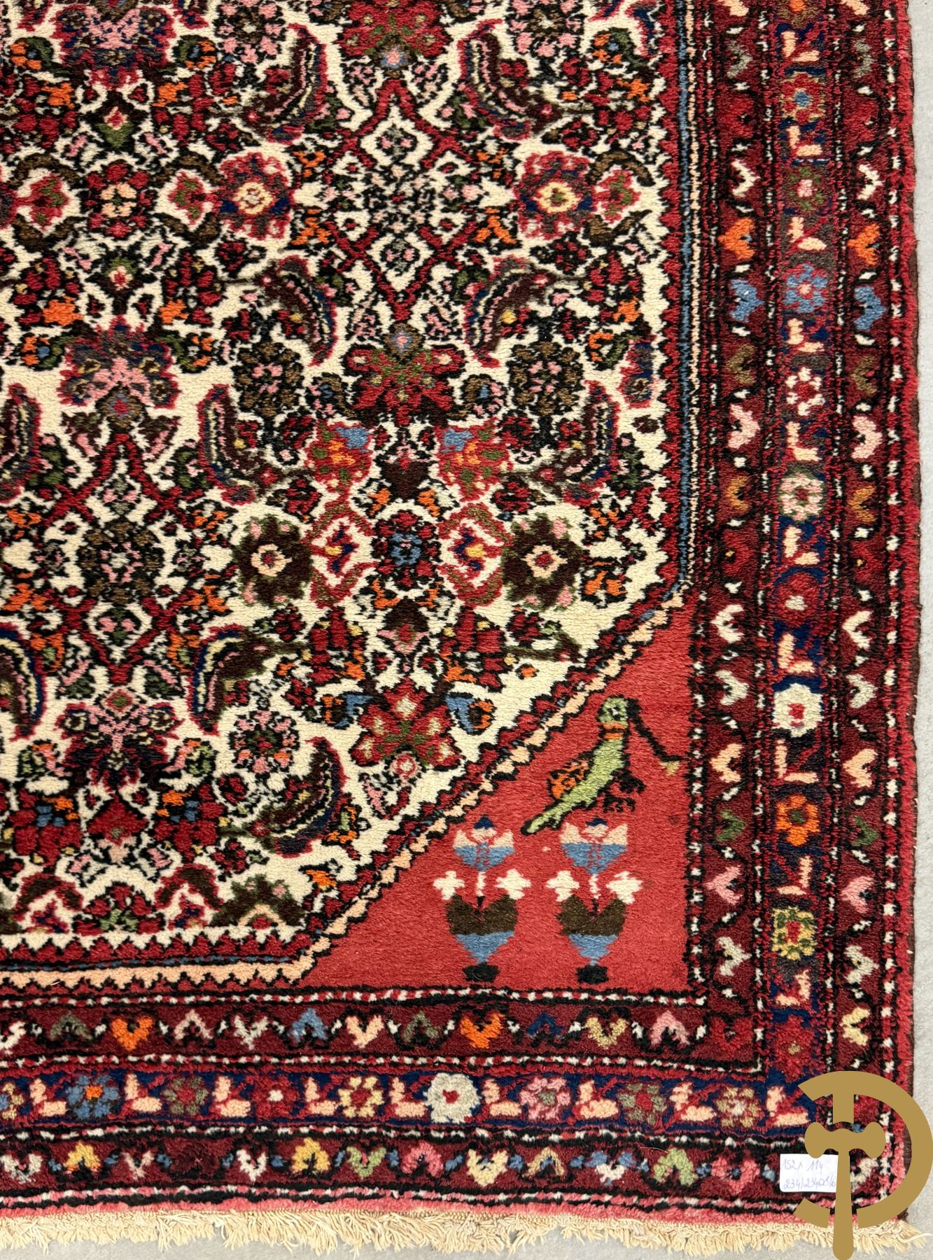 Drie oosterse handgeknoopte tapijten met bloemen- en vazendecor