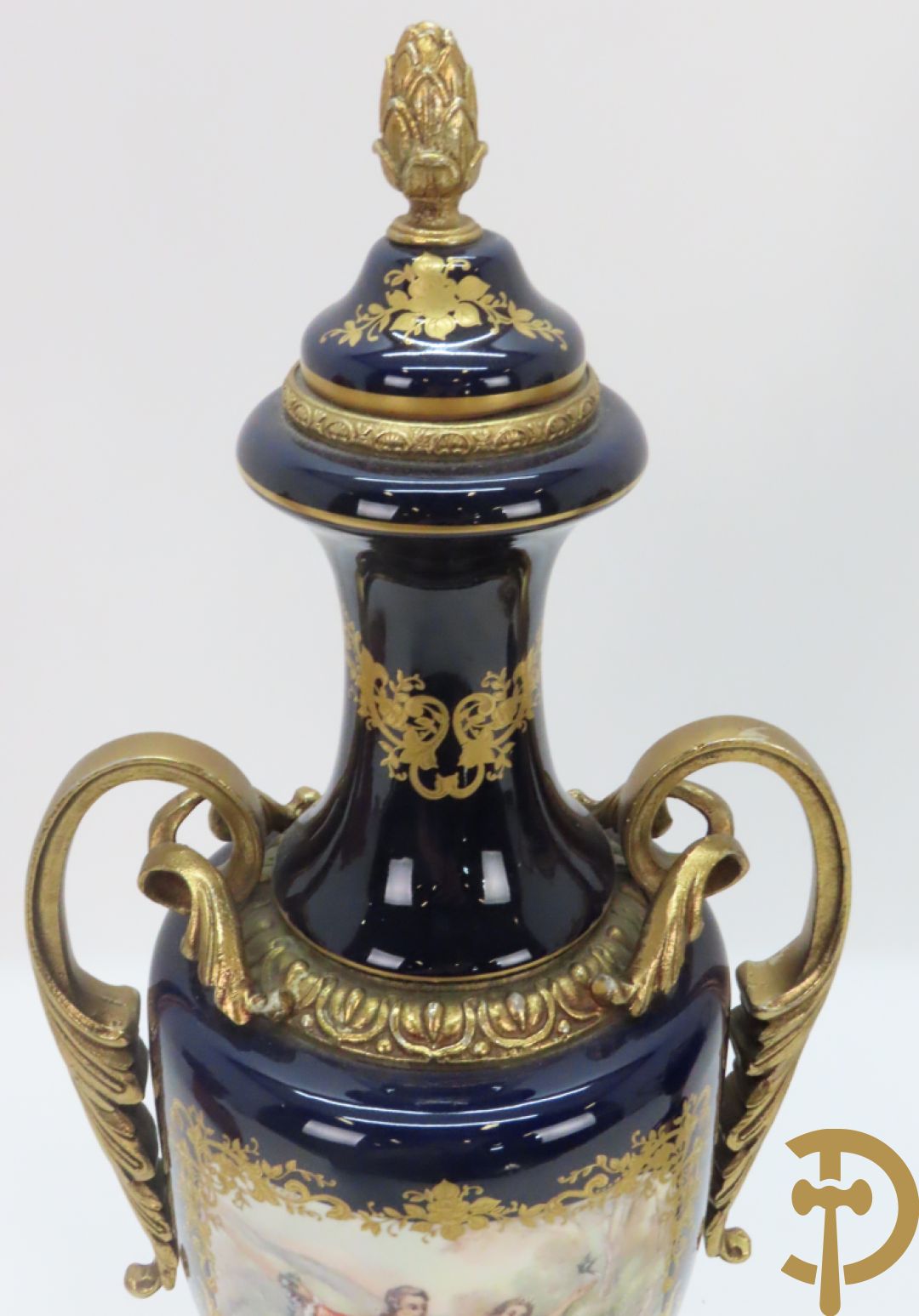 Twee porseleinen Stijl Sèvres cassolettes + dekselpotiche met bloemendecor + vijfarmige kandelaar Sèvres stijl, ACF