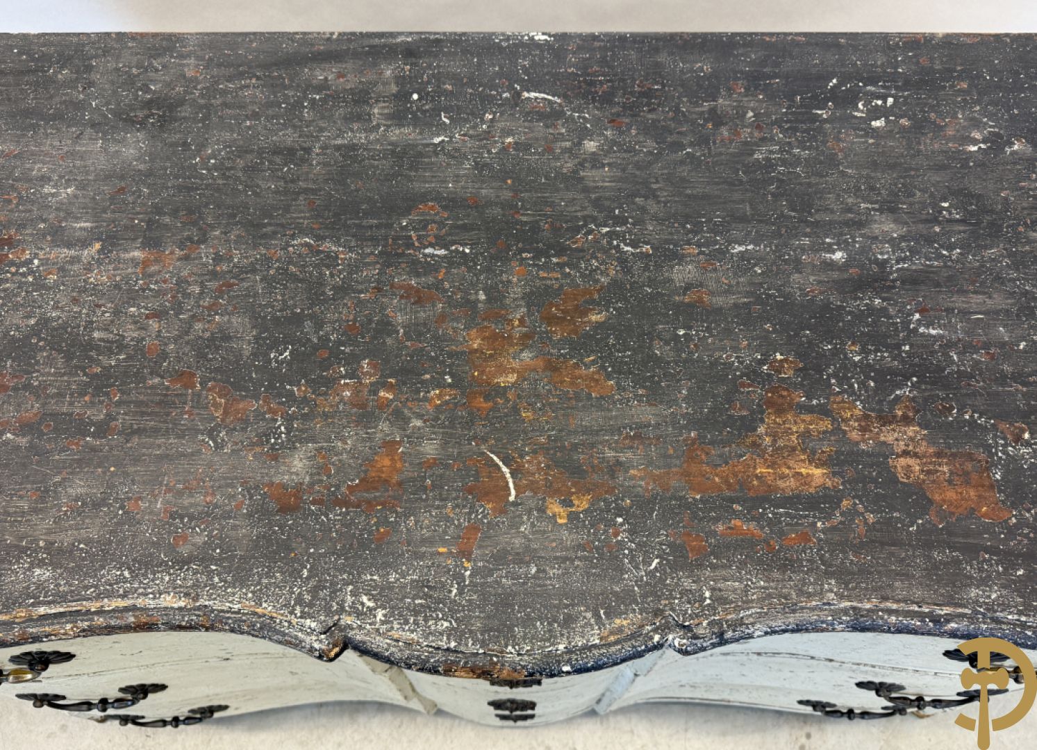 Gepatineerde 3 laden commode met bronzen trekkers en sleutelplaten