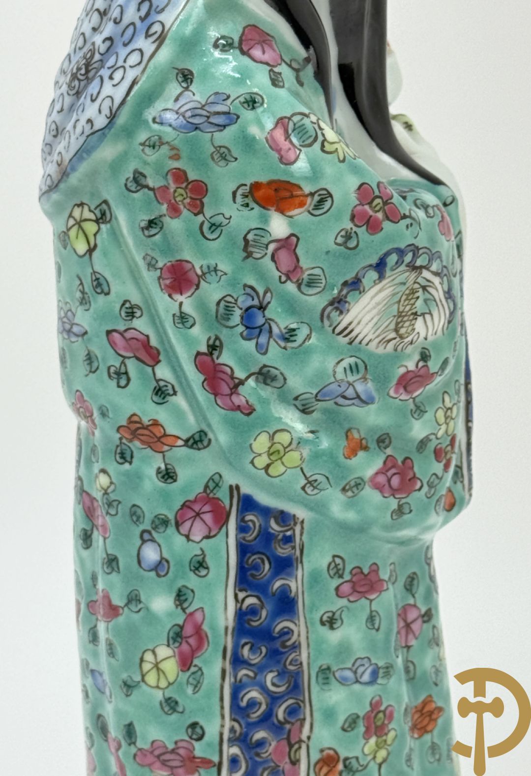 Chinese porseleinen wijsgeer met kind op de arm