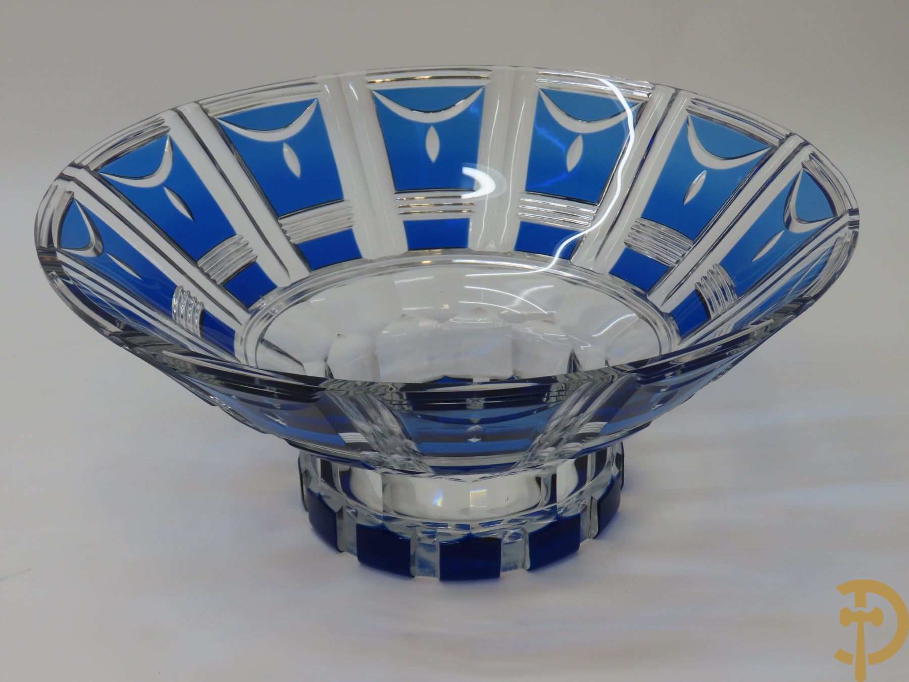 Blauwe handgeslepen kristallen Val-Saint-Lambert coupe, Art Deco periode