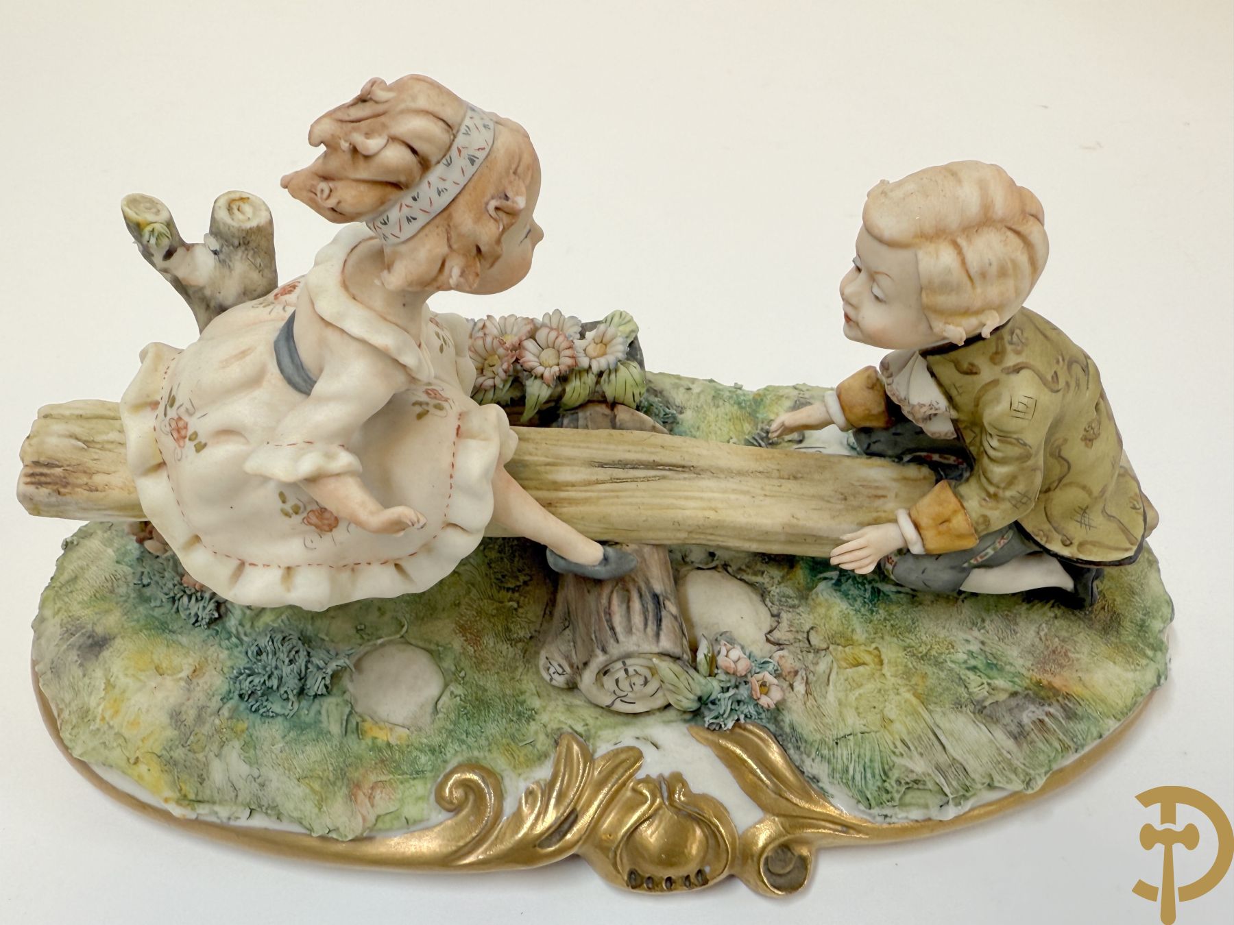 Twee grote Italiaanse groepen in 
gekleurde biscuit : jongens plukken appels - onderonsje aan tafel + 4 groepen in gekleurde Italiaanse biscuit