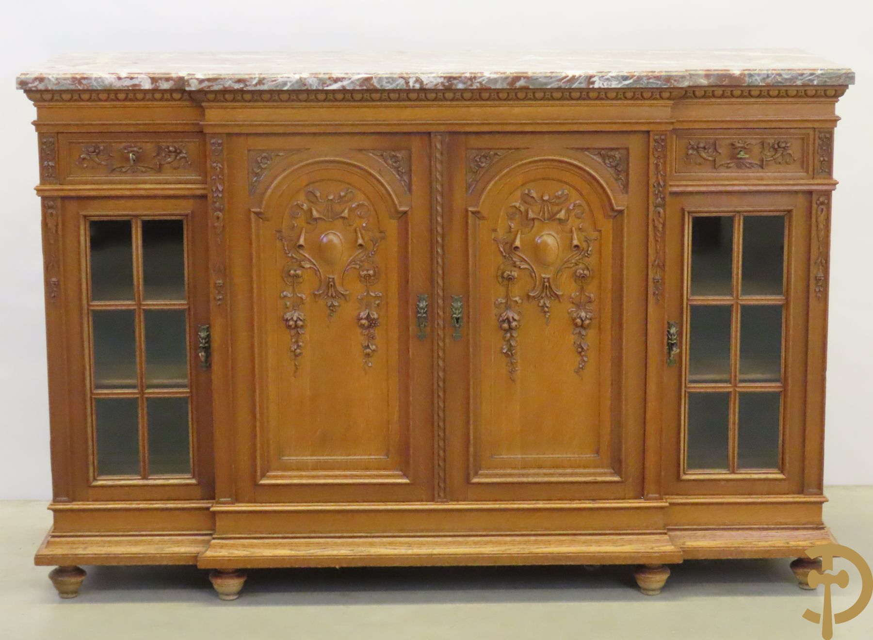 Massief eiken dressoir met zijdelingse vitrines, midden 2 gesculpteerde deuren met accanthusranken en bloemen, boven met 2 lades en marmeren blad, °1900