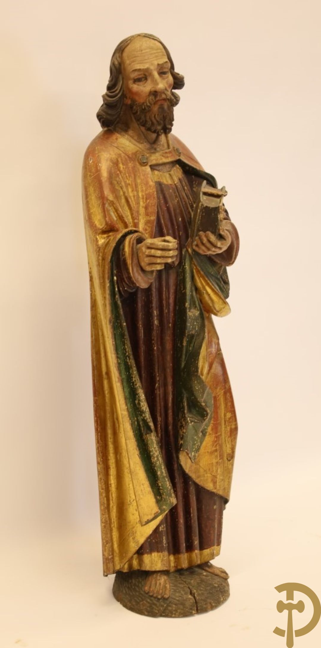 Antieke mooi gepolychromeerde houtsculptuur van een evangelist met boek, 17e - Hoogte 136 cm. (stukje pink af van rechterhand)