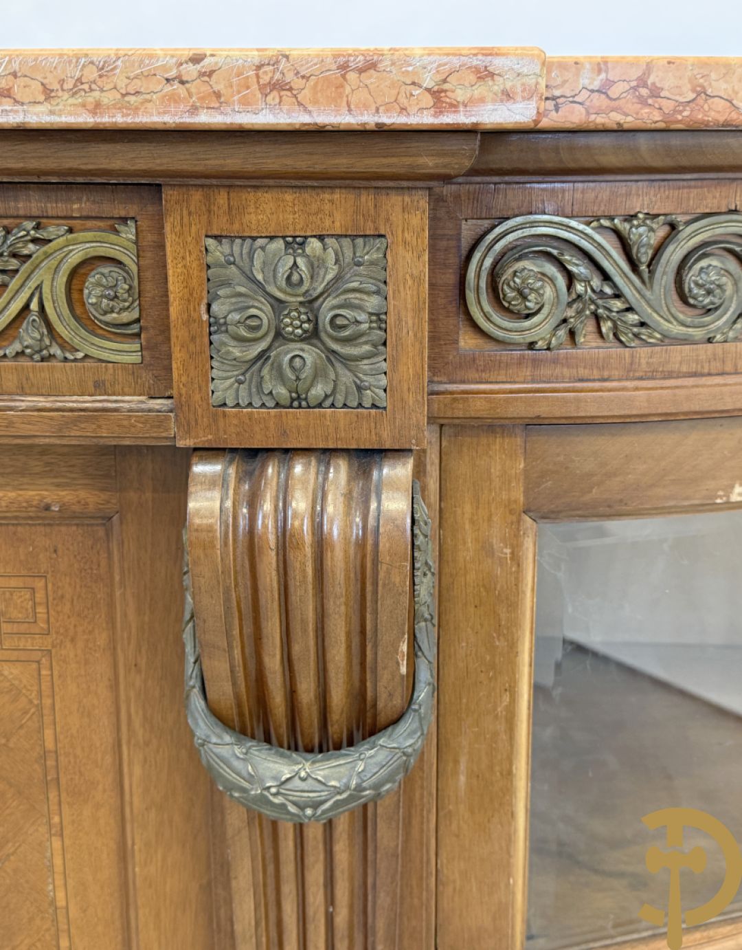 Art deco Decoene vierdeursdressoir in notelaar fineer met gebogen beglaasde deuren opzij en bezet met bronzen ornamenten - bovenaan met marmeren blad