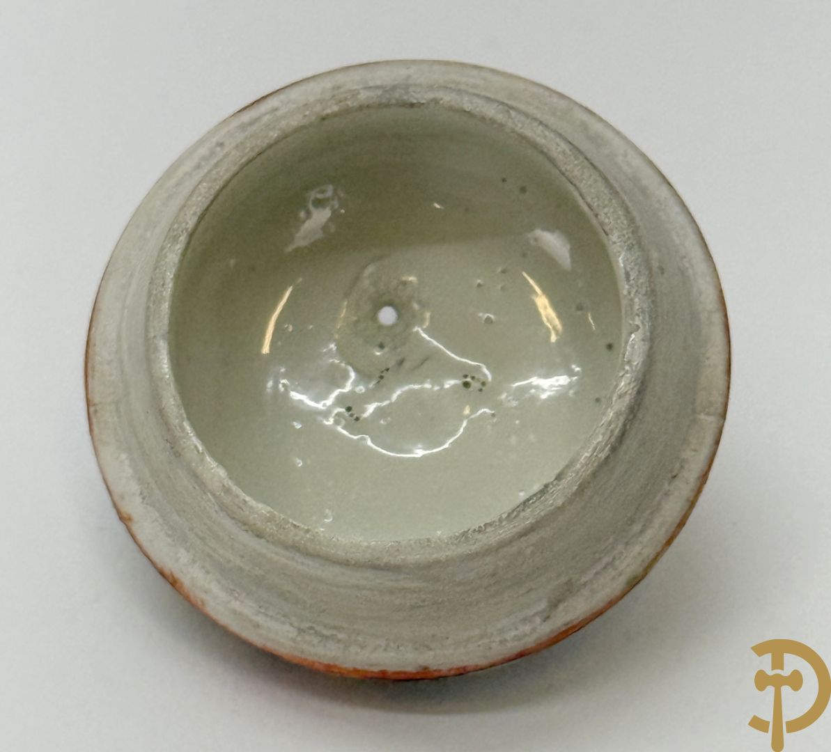 Chinees porseleinen theekannetje met landschapsdecor, vooraan en achteraan Chinese tekens, Republieks periode + kleine Kanton theekan