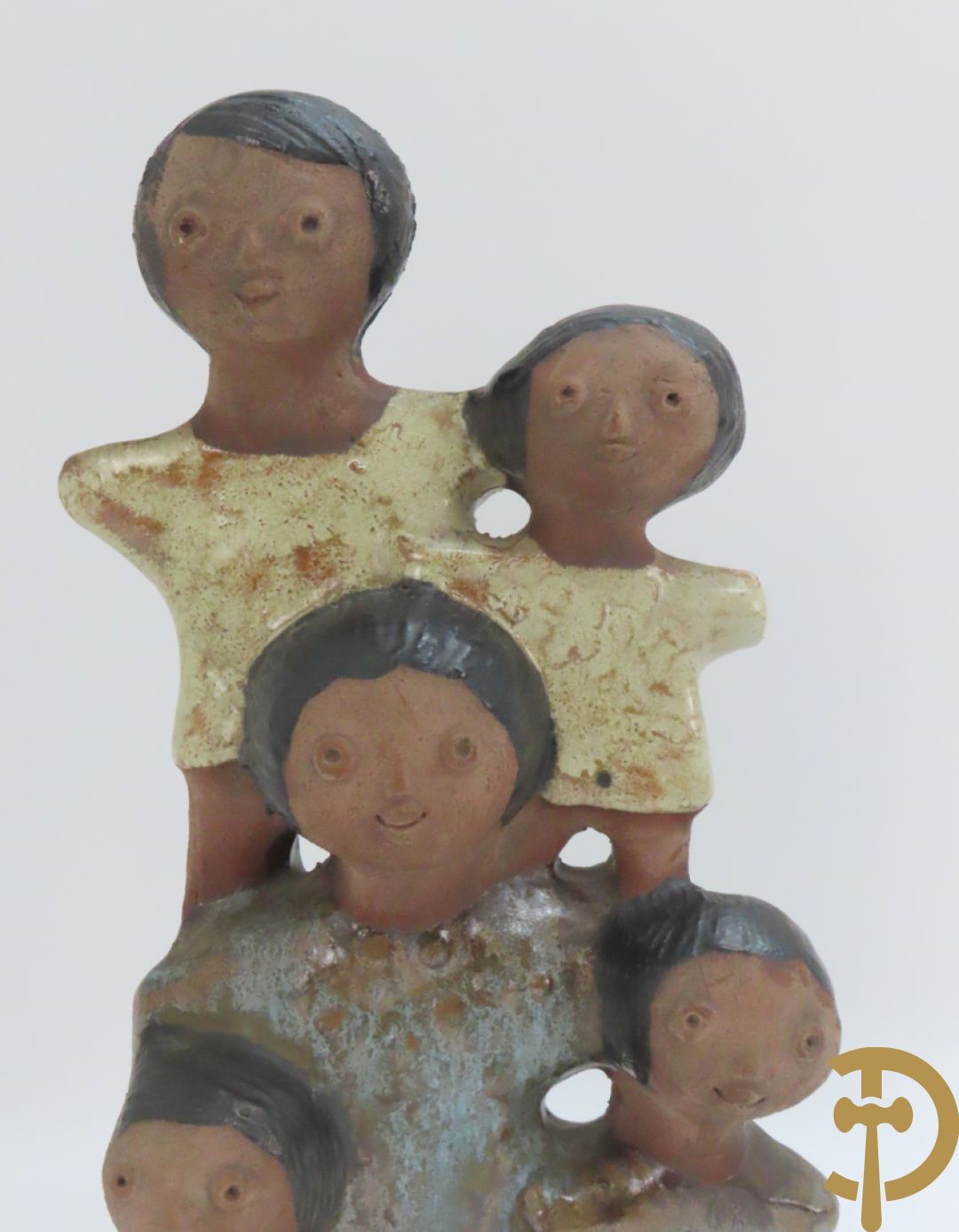 Zes vintage keramiek sculpturen w.o. zeemeermin van Amphora, keramieken vis, plakkette van doedelzakspeler, groepje met 5 kindjes, bord RP gemerkt en basrelief met vissen Vermeire P.