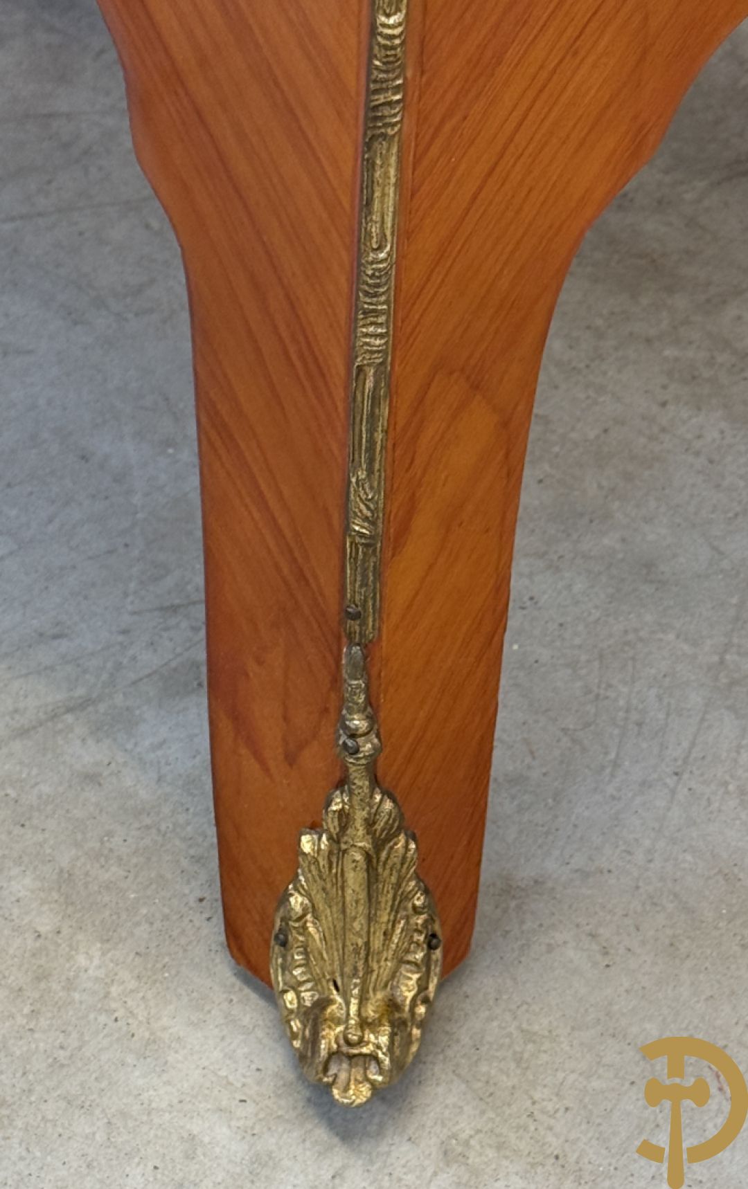 Gegalbeerde notelaren vierladencommode bezet met bronsbeslag en marmeren blad