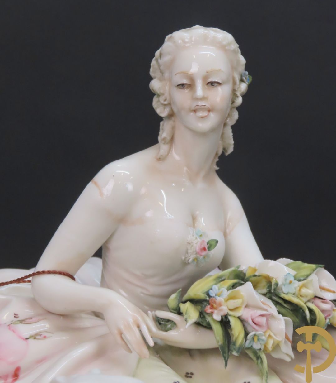 Italiaans porseleinen sierbeeld van zittende dame met 2 windhonden, L. Cazzola getekend en Capo di Monte gemerkt achteraan