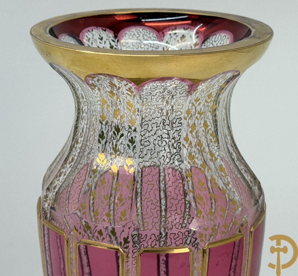 Gelobde kristallen vaas met gouddecor