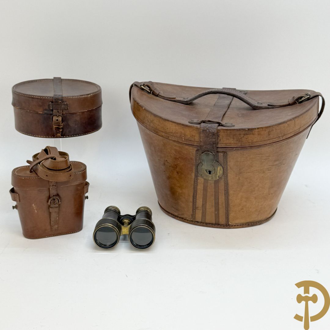 Engelse lederen hoedendoos + rond lederen doosje met lederen etui met verrekijker