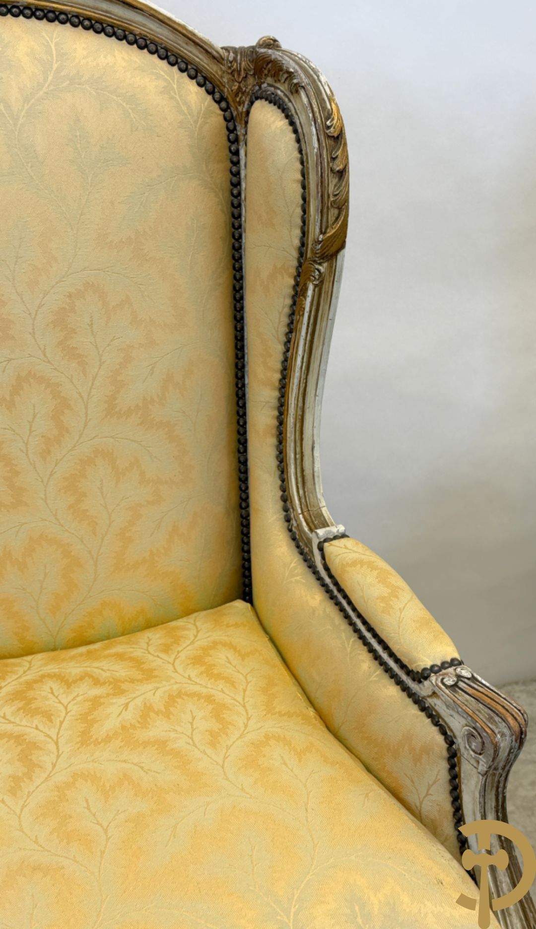 Paar Louis XV bergères met wangen, gesculpteerde accanthusranken en bloemenmotieven