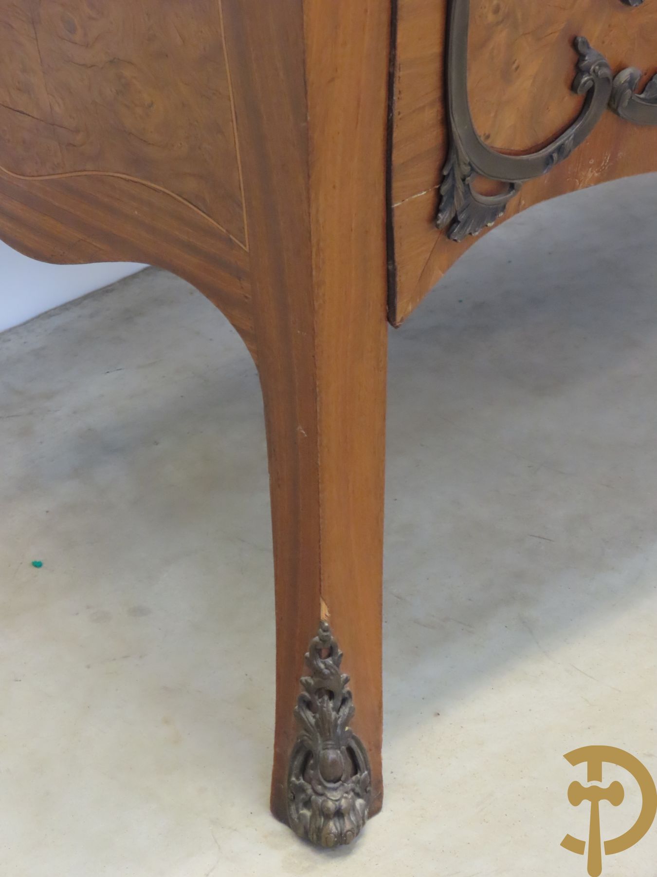 Wortelnotehouten gegalbeerde tweeladencommode met bronzen accanthusranken op lades, bronzen trekkers en dameshoofden opzij