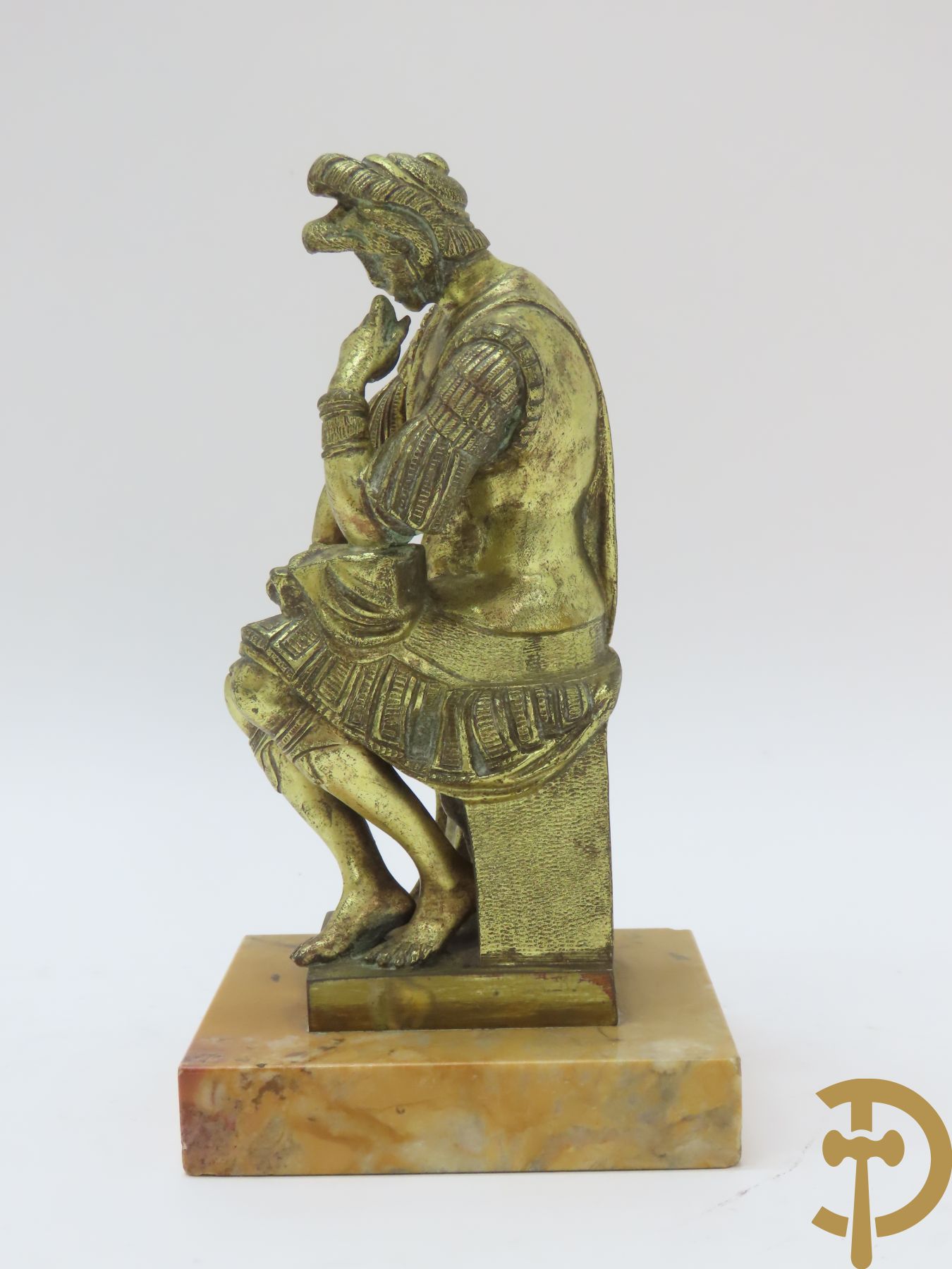 Marmeren inktstel met centraal verguld bronzen beeld met figuur van Lorenzo De Medici naar Michelangelo marmeren brievenhouder