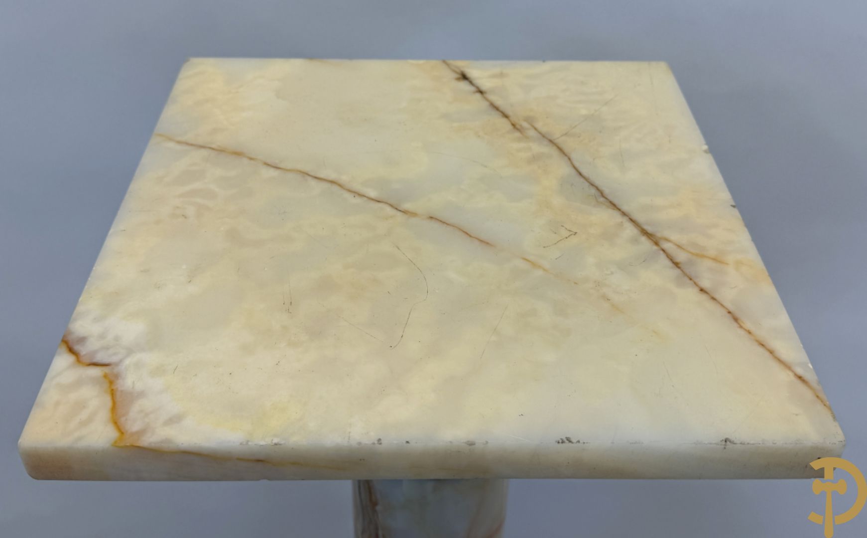 Marmeren zuil, onder en boven met beslag van accanthusranken bezet