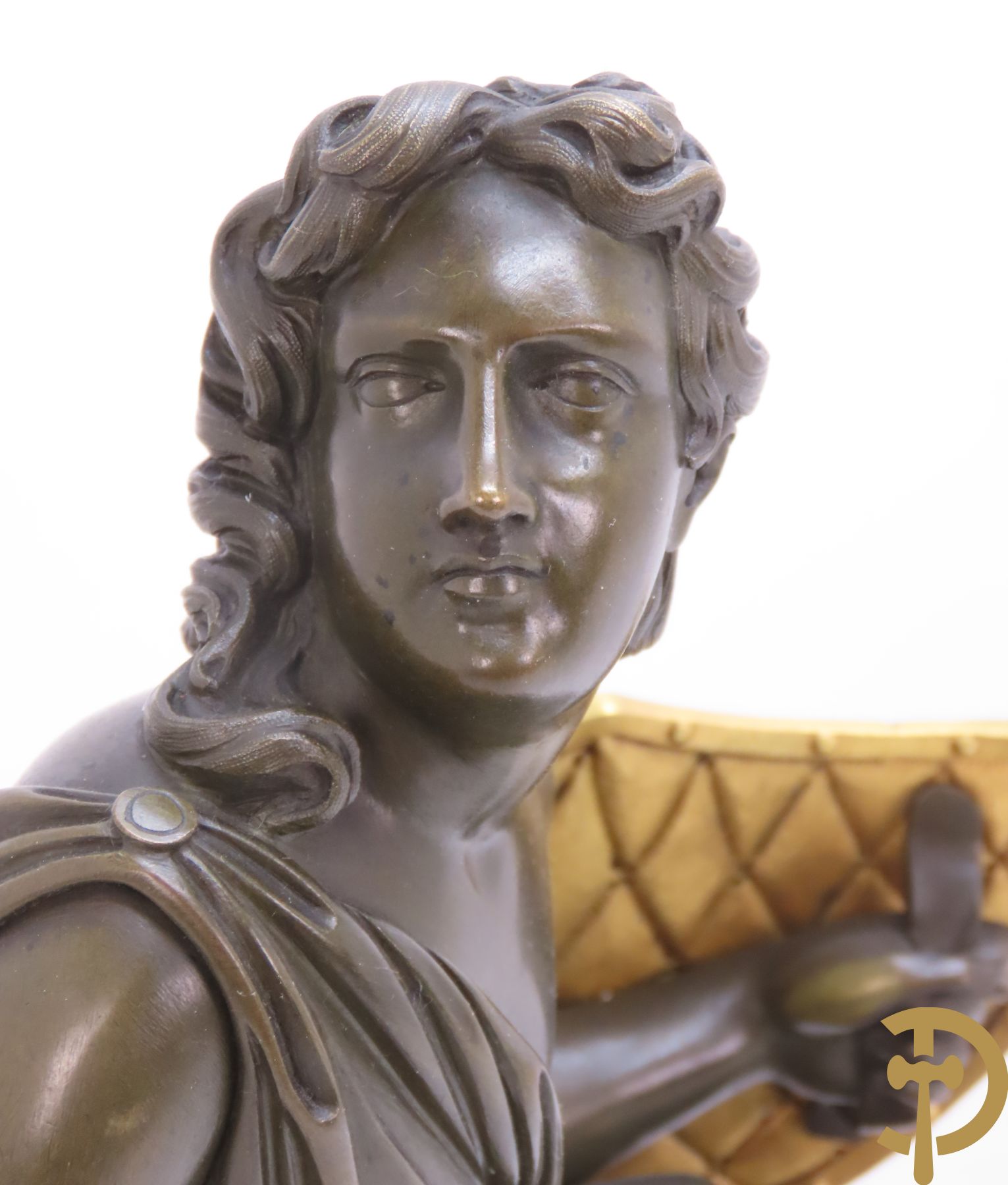 Man met schild en zwaard op bronzen pendule gezeten