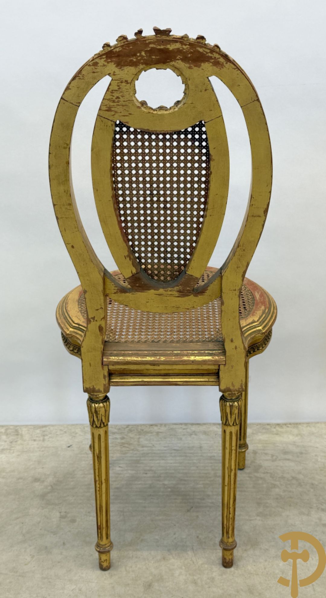 Ovale vergulde salontafel met Louis XVI motieven op gecanneleerde poten - met marmeren blad + 2 vergulde Louis XVI stoelen