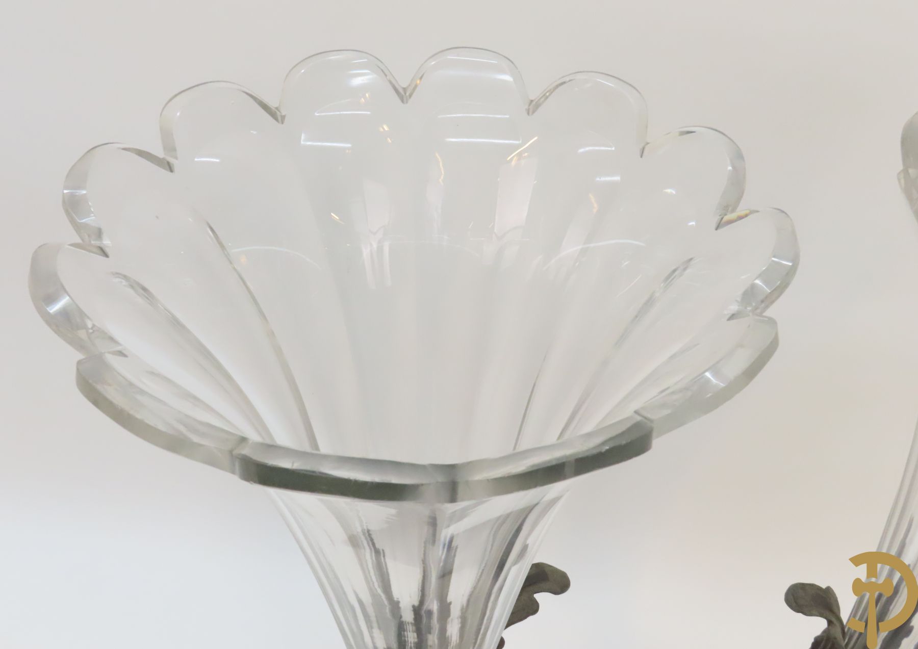 Paar kunstbronzen pique fleurs met kristallen geslepen fluiten