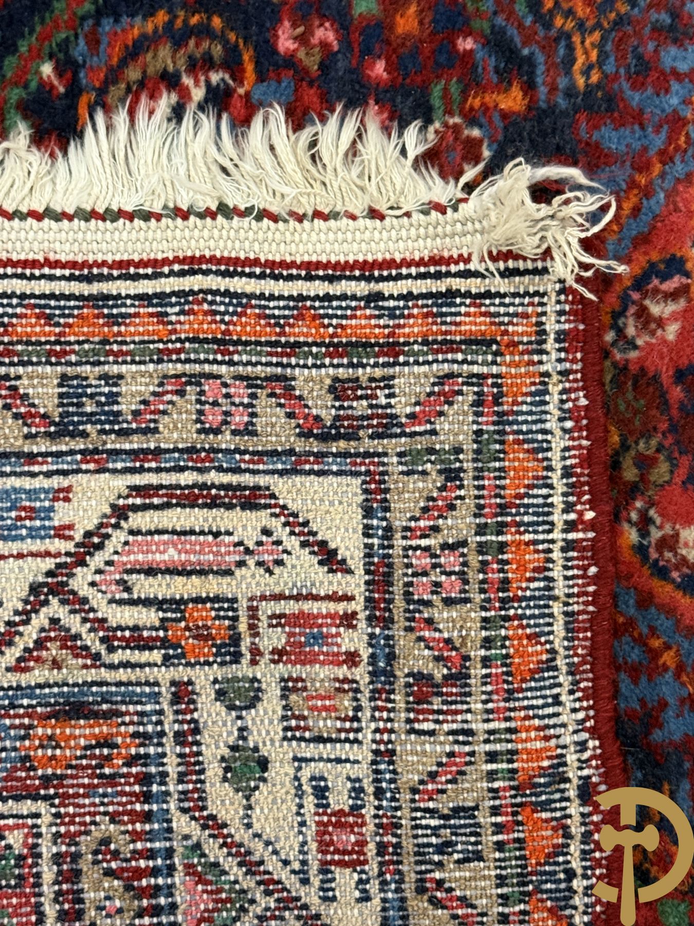 Drie oosterse handgeknoopte tapijten met bloemen- en vazendecor