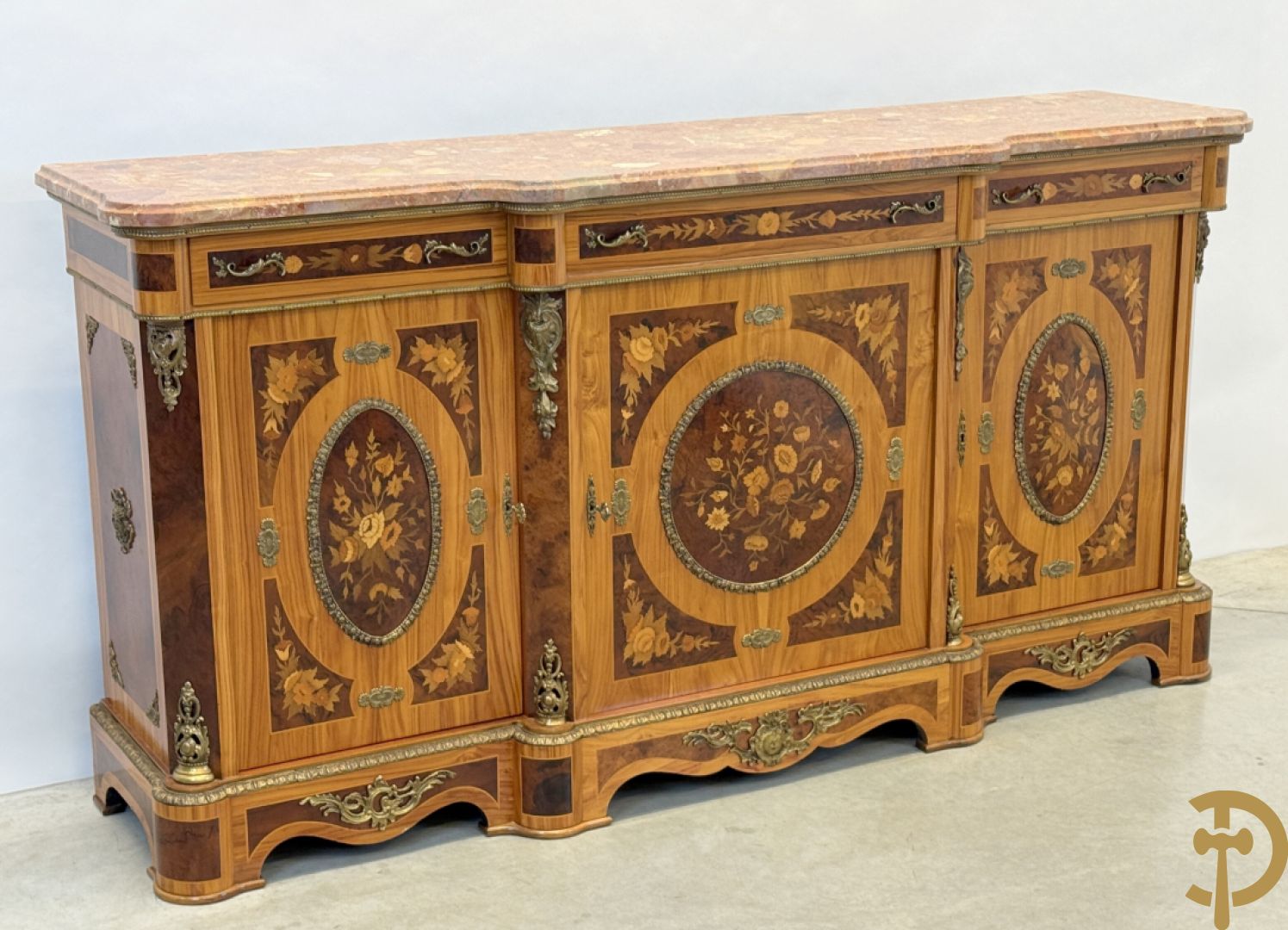 Notelaren driedeursdressoir met bloemenmarquetterie, bronsbeslag en marmeren blad