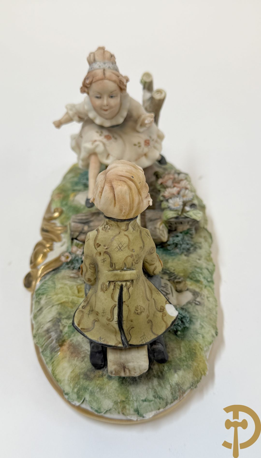 Twee grote Italiaanse groepen in 
gekleurde biscuit : jongens plukken appels - onderonsje aan tafel + 4 groepen in gekleurde Italiaanse biscuit