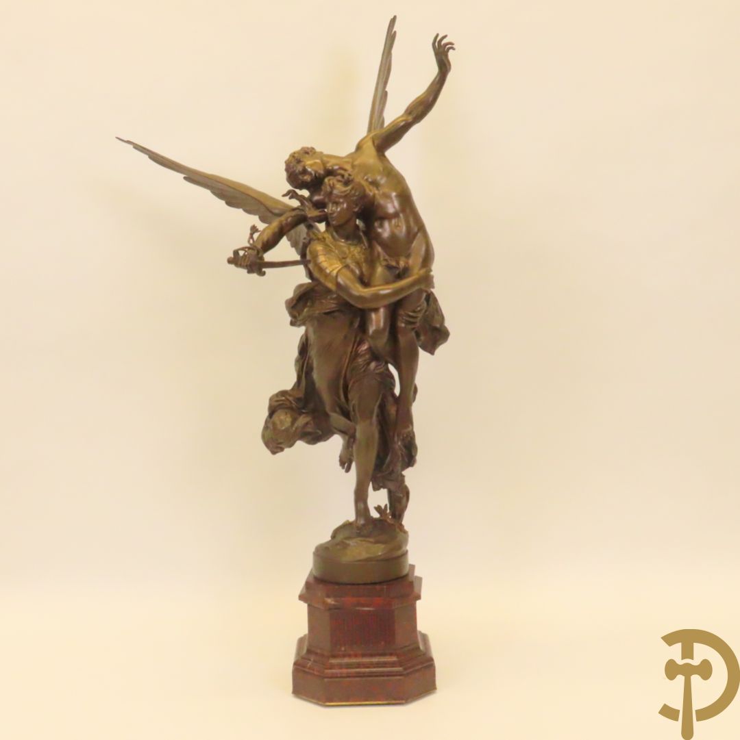 MERCIE A. getekend 'Gloria Victis' bronzen beeld op rouge belge marmeren sokkel