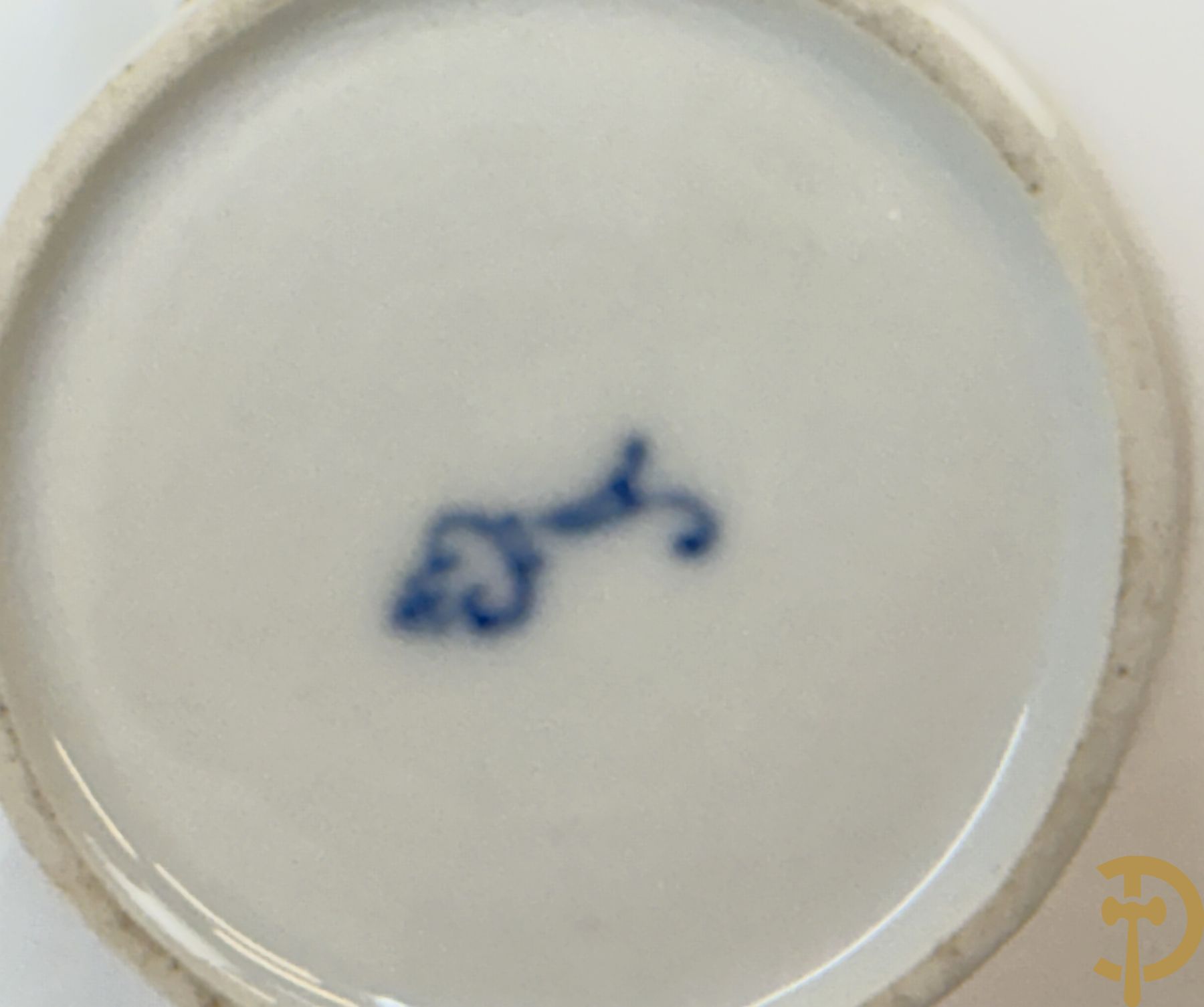 Porseleinen kopje met schoteltje met zeer fijn handbeschilderd geanimeerd landschapsdecor omgeven door bloemen, onderaan gemerkt Sint Petersburg (Alex I 1801-1825)